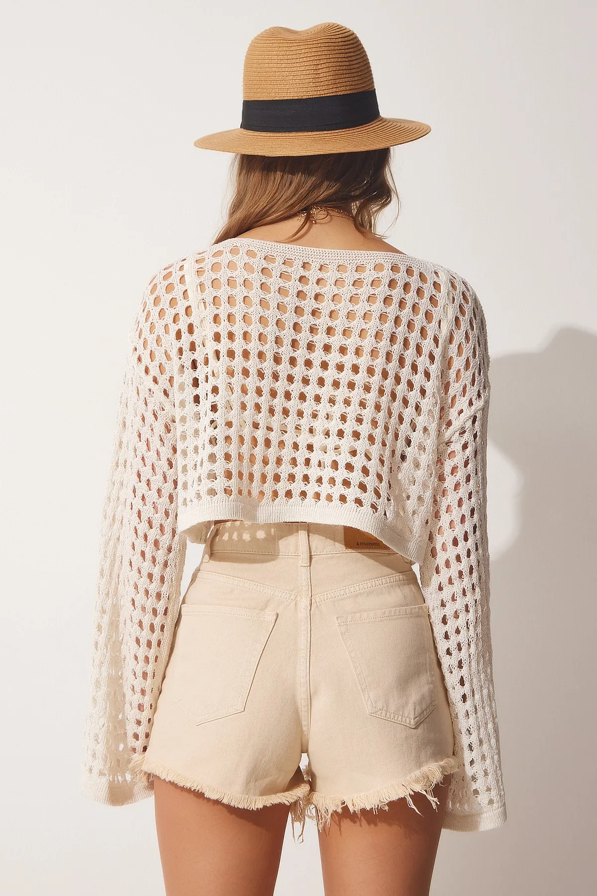 Happiness İstanbul  Cremefarbene durchbrochene Crop-Strickbluse für Damen YY00151