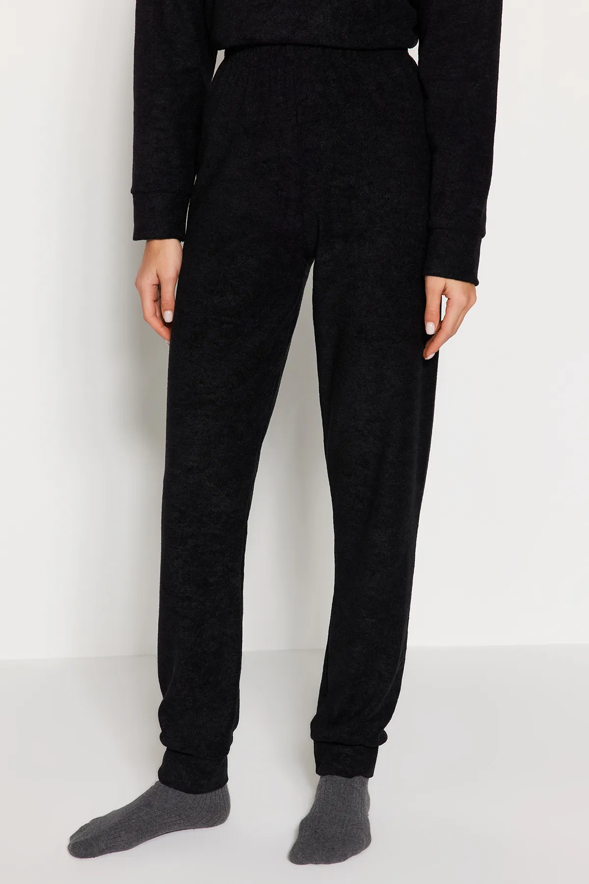 Trendyol Collection  Schwarzes Samt-T-Shirt-Jogger-Strick-Pyjama-Set THMAW24PT00297