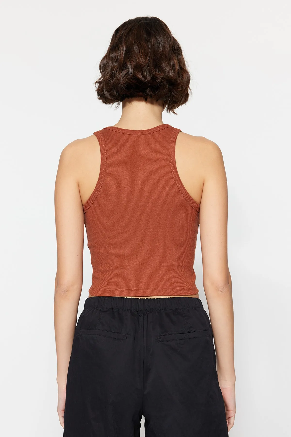 Trendyol Collection  Zimt-Ecru 2er-Pack tailliertes/tailliertes Crop-Tanktop mit Neckholder-Kragen, geripptem flexiblem Strick TWOSS21AL0058