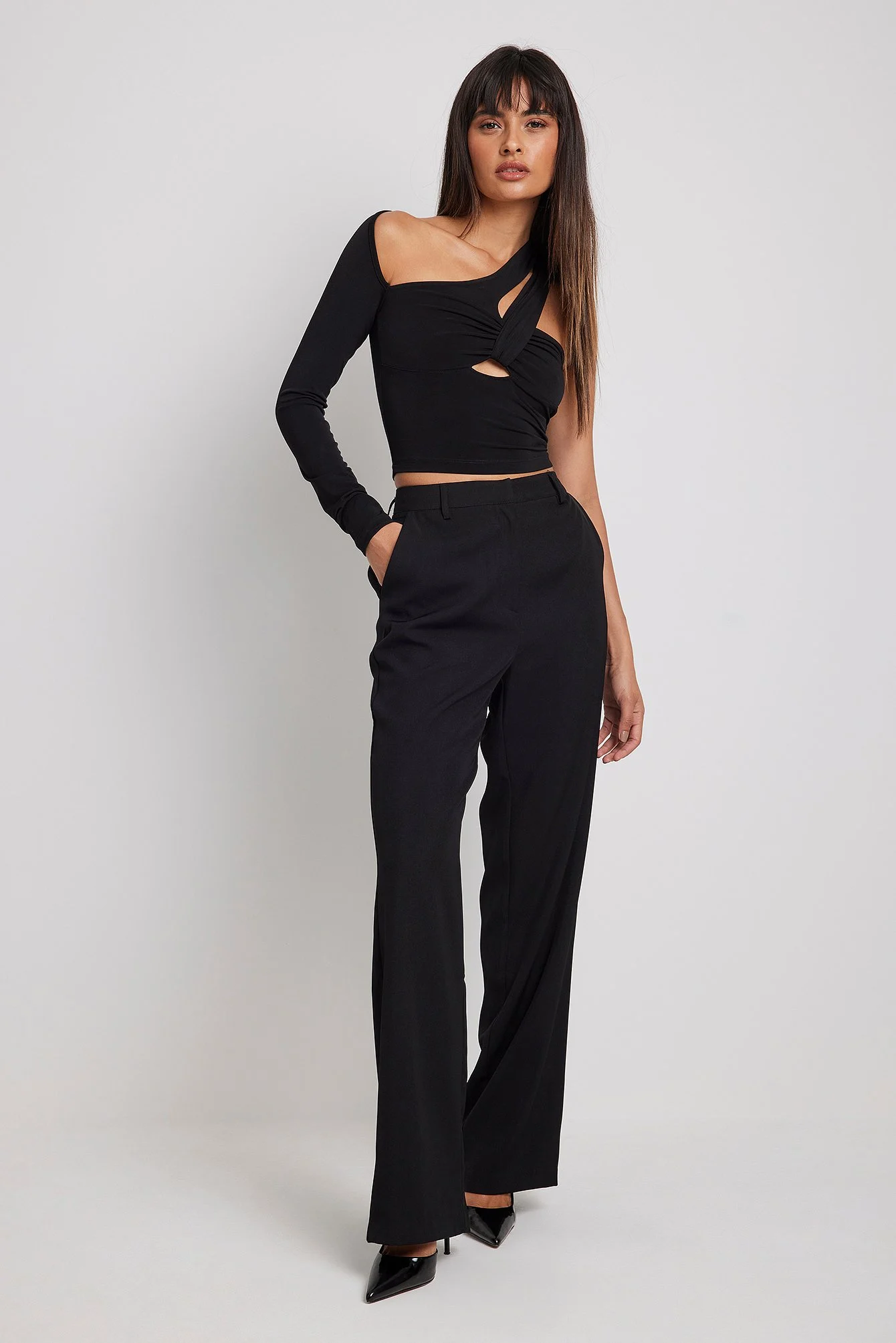 Langärmliges, asymmetrisches Top mit Twistdetail