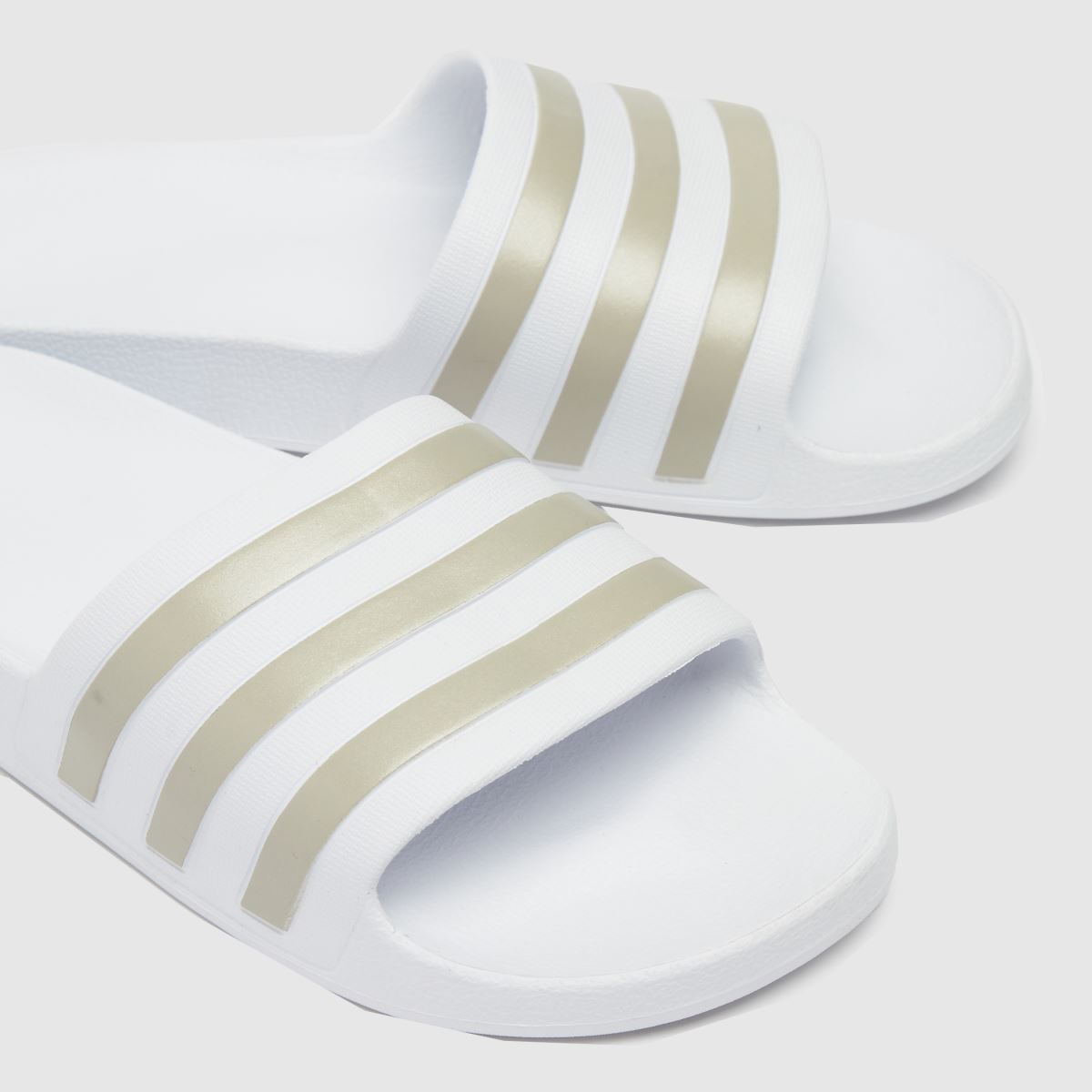 adidas adilette aqua szandál fehér és arany színben
