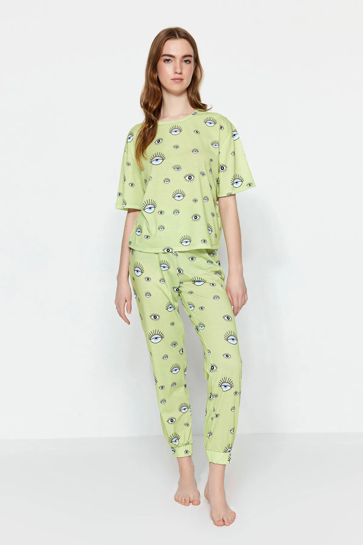 Trendyol Collection  Gestricktes Pyjama-Set mit T-Shirt und Hose mit grünem Augenmuster THMSS21PT0236