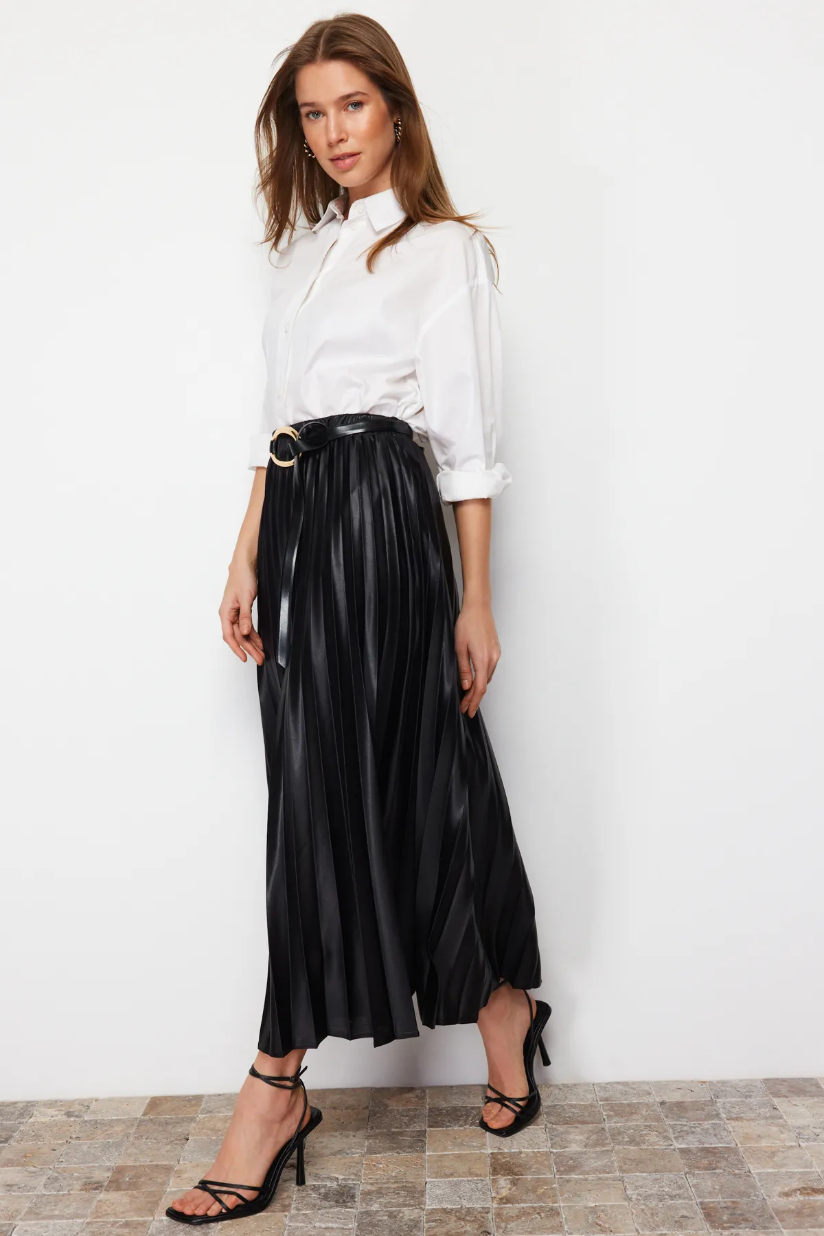 Trendyol Modest  Schwarzer plissierter Webrock TCTAW24EE00010