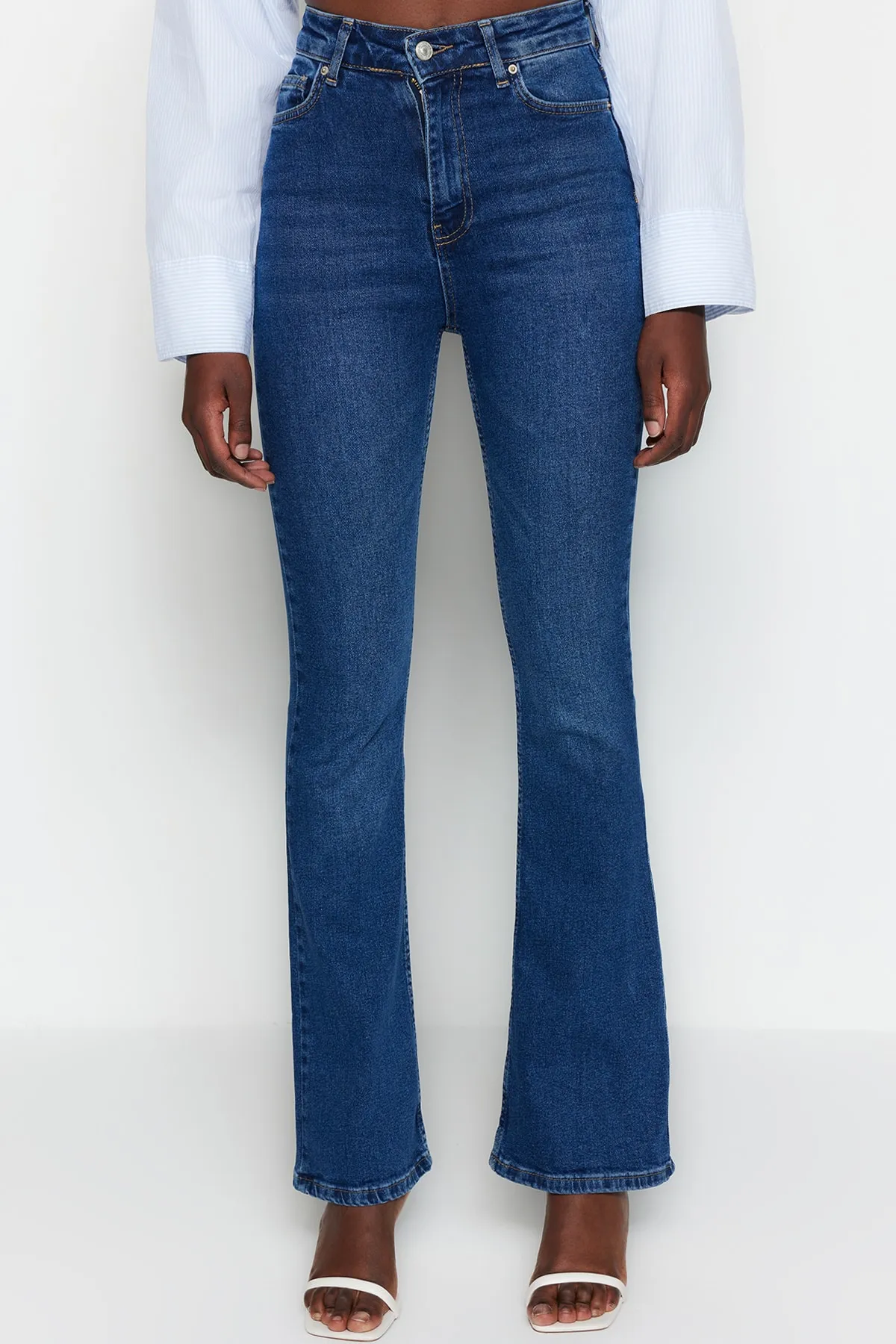 Trendyol Collection  Dunkelblaue Schlagjeans mit hoher Taille TWOSS23JE00063