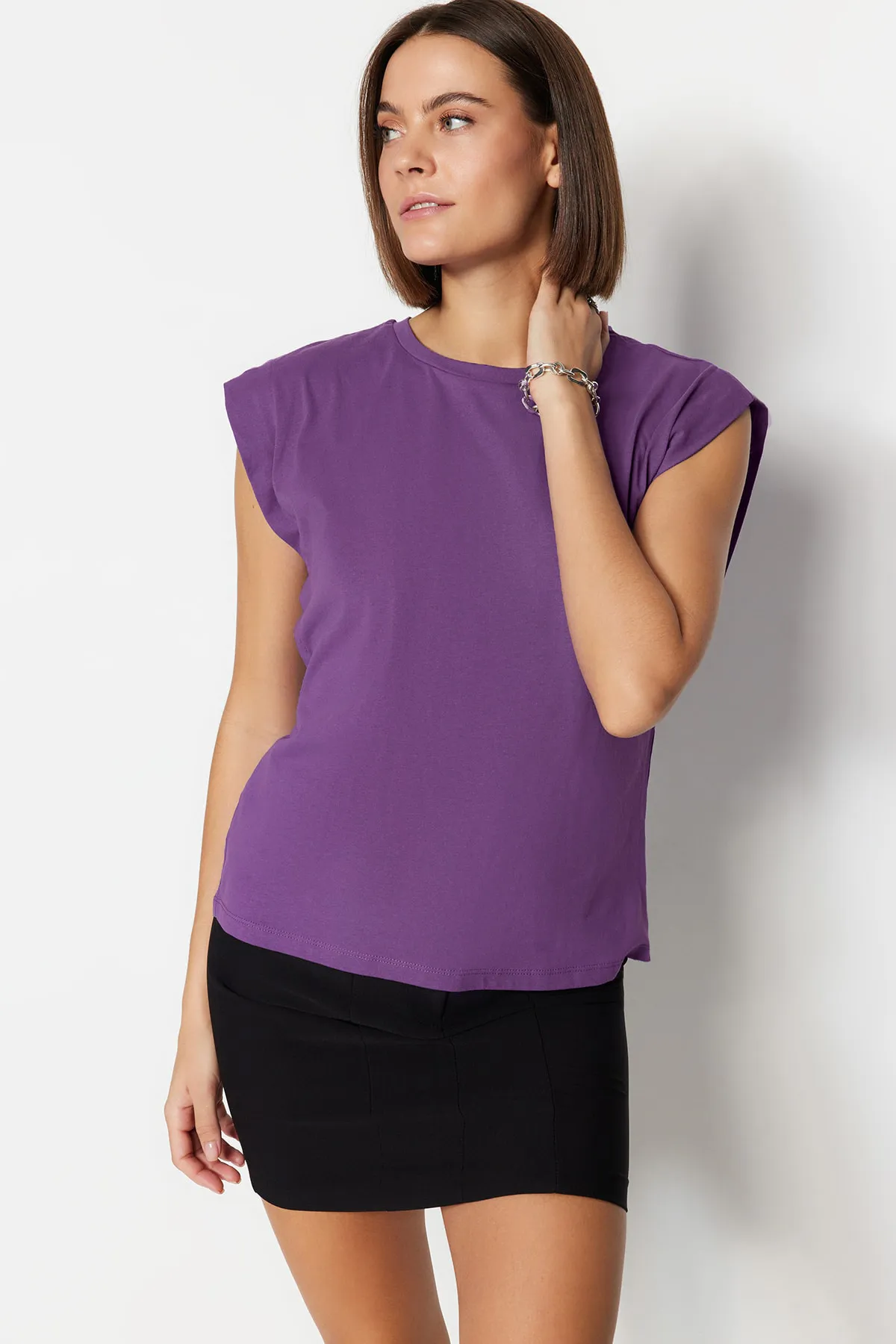 Trendyol Collection  Dunkellila Basic-Strick-T-Shirt mit Rundhalsausschnitt aus 100 % Baumwollwatte TWOSS20TS0021