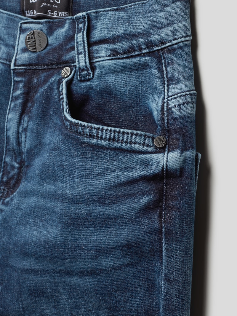 Jeans mit Label-Patch Modell 'Nos' in dunkelblau