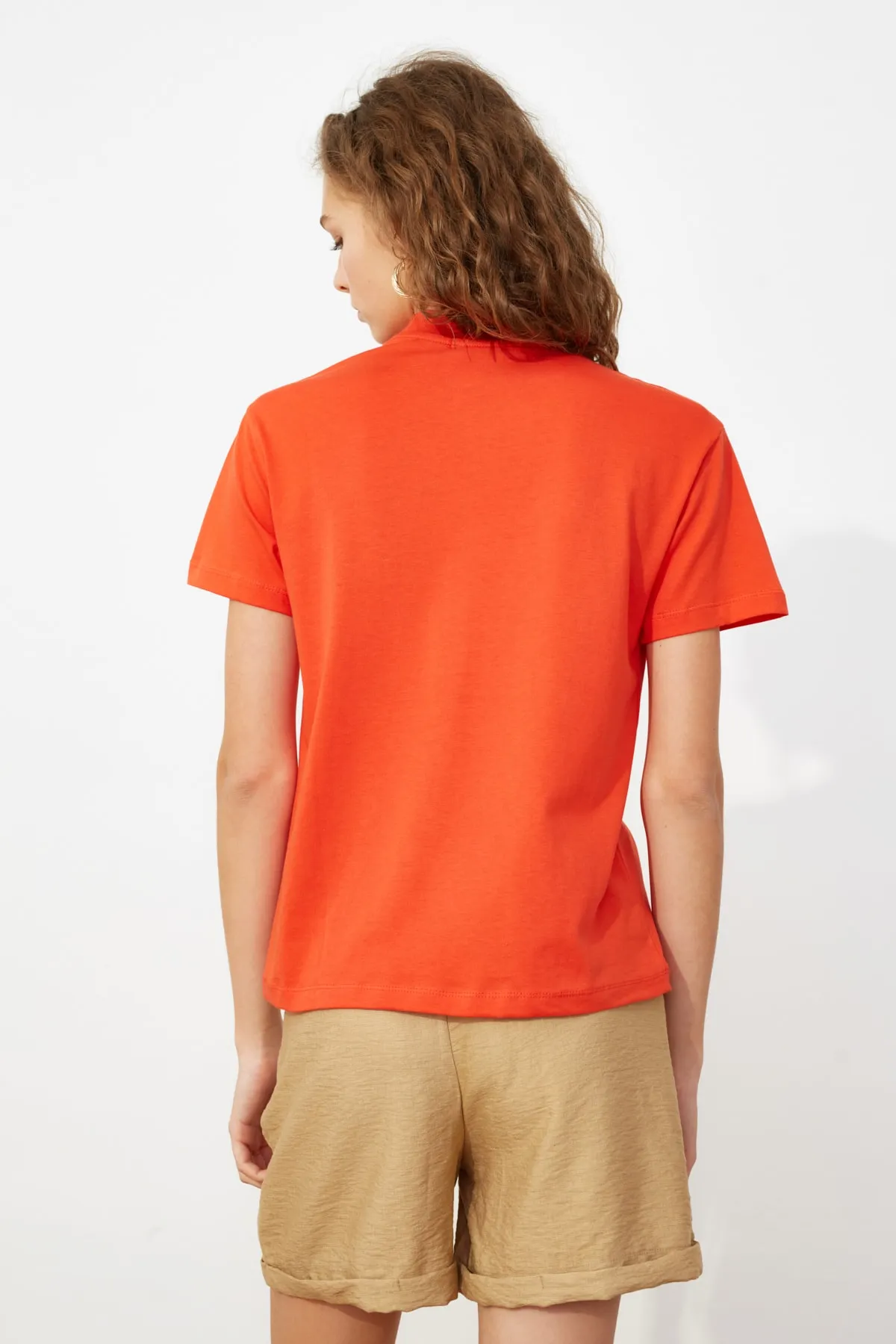 Trendyol Collection  Rotes Basic-Strick-T-Shirt aus 100 % Baumwolle mit Stehkragen TWOAW20TS0096