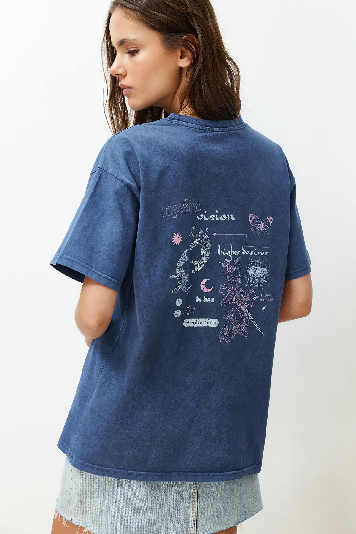 Trendyol Collection  Indigofarbenes Boyfriend-Strick-T-Shirt aus 100 % Baumwolle mit verblasstem Effekt auf der Rückseite und Rundhalsausschnitt TWOSS23TS00109