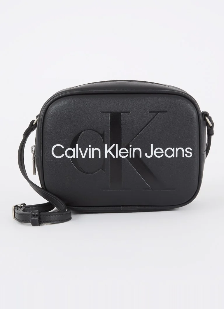 Geantă de umăr Calvin Klein cu curea reglabilă.