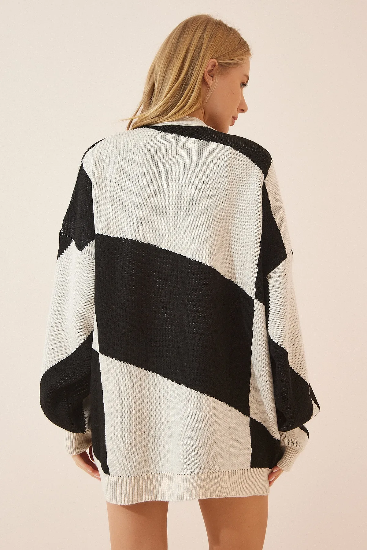 Happiness İstanbul  Dicke Strickjacke mit Muster in Schwarz und Beige für Damen BV00013