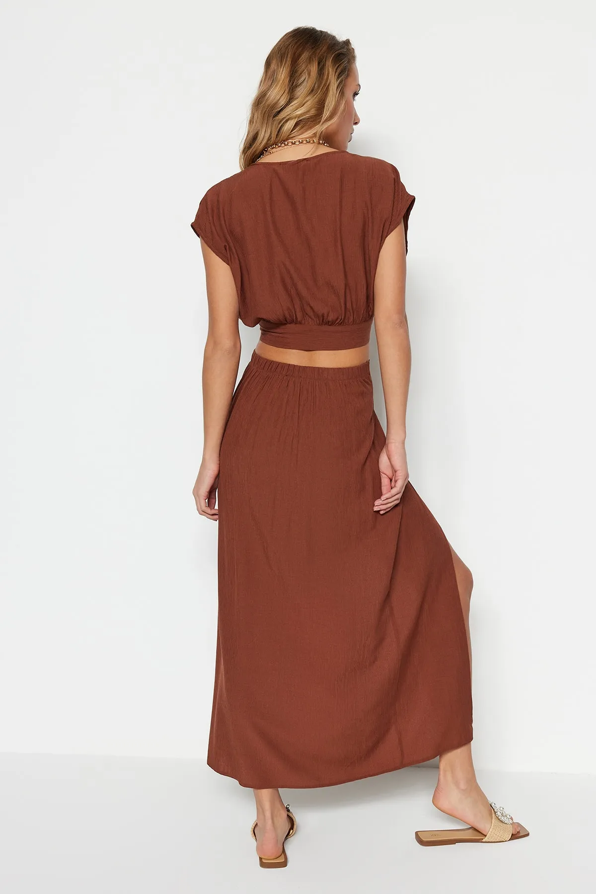 Trendyol Collection  Zimtfarbener, geschlitzter Rock-Blusenanzug TBESS22AU0103