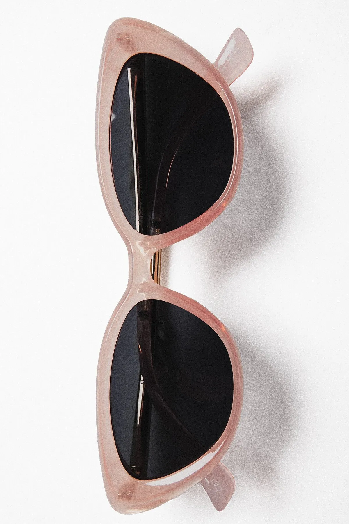 NA-KD  Metalldetaillierte Cateye-Sonnenbrille