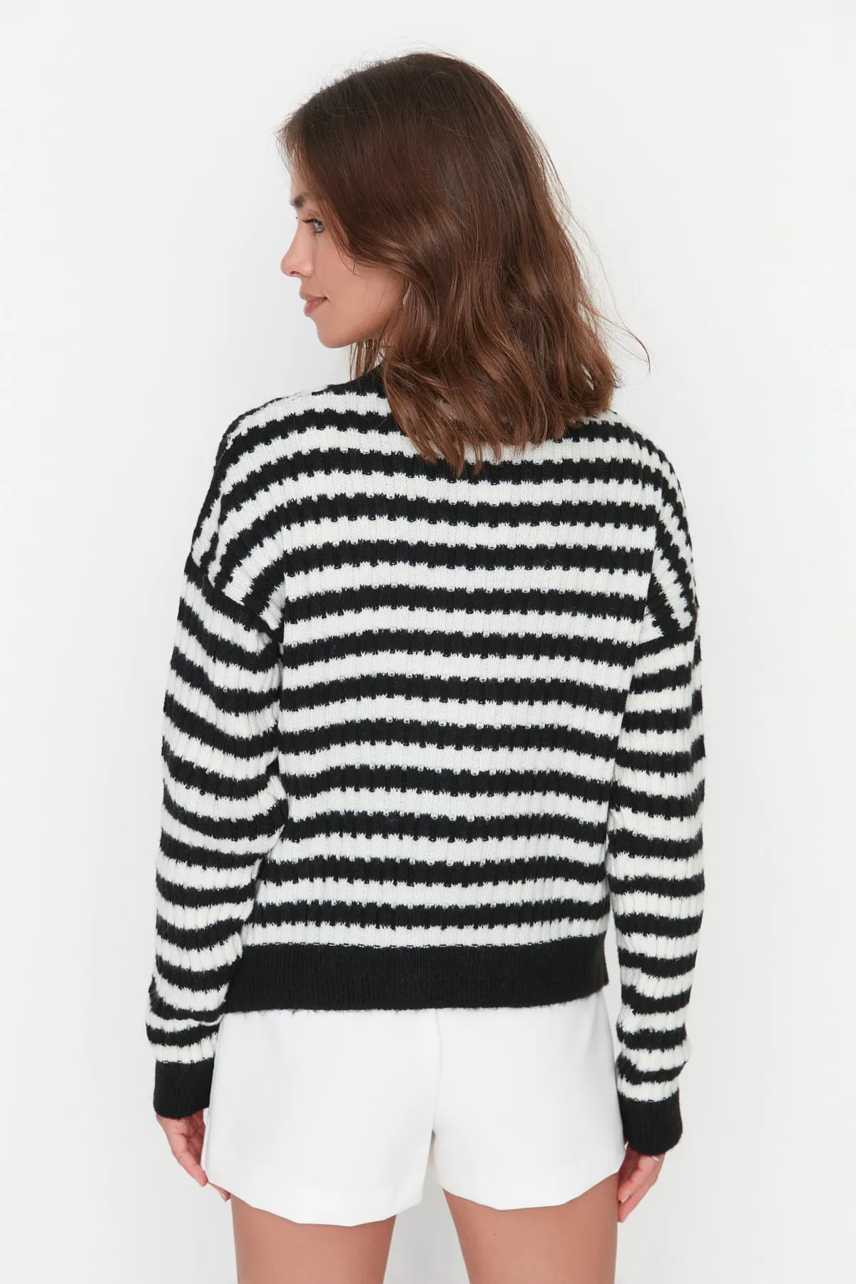Trendyol Collection  Schwarzer, weich strukturierter Strickcardigan mit Streifen TWOAW23HI00266