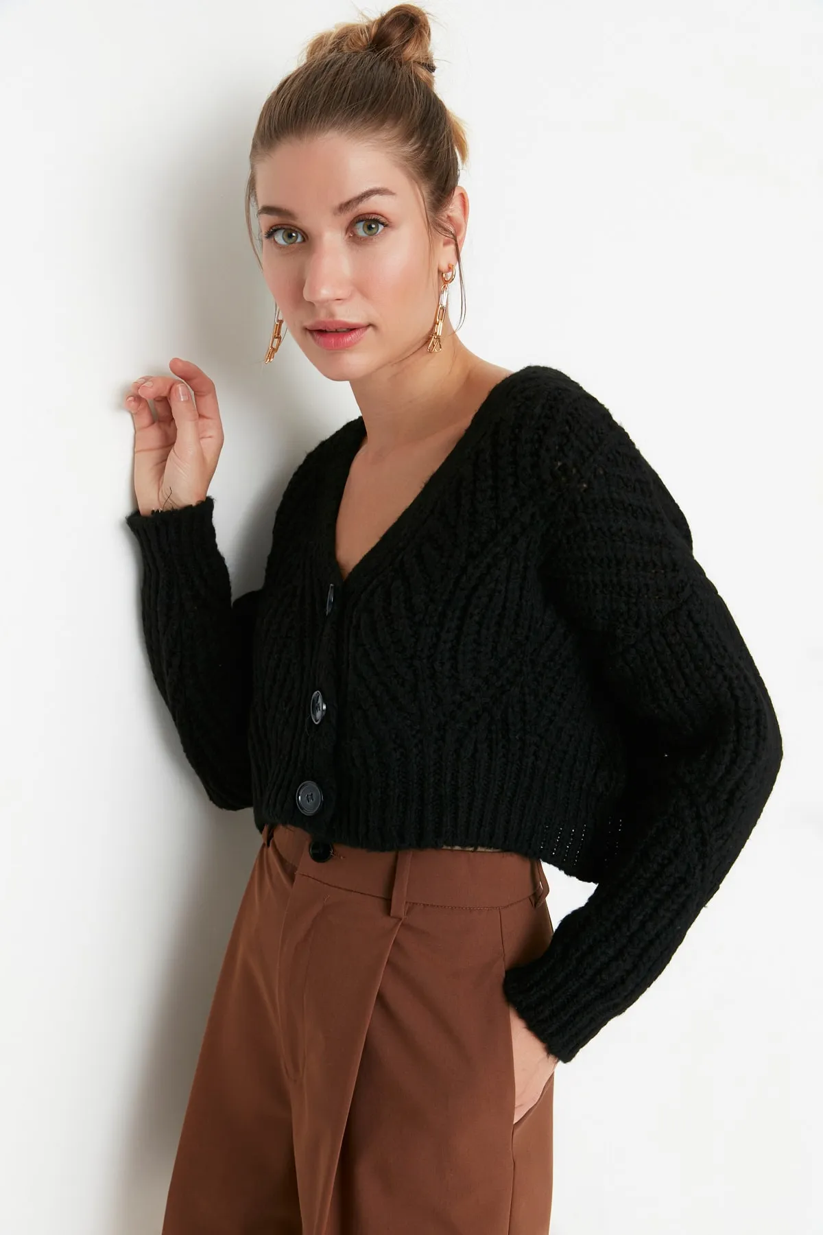 Trendyol Collection  Schwarzer kurzer weicher strukturierter Strickcardigan TWOAW21HI0017
