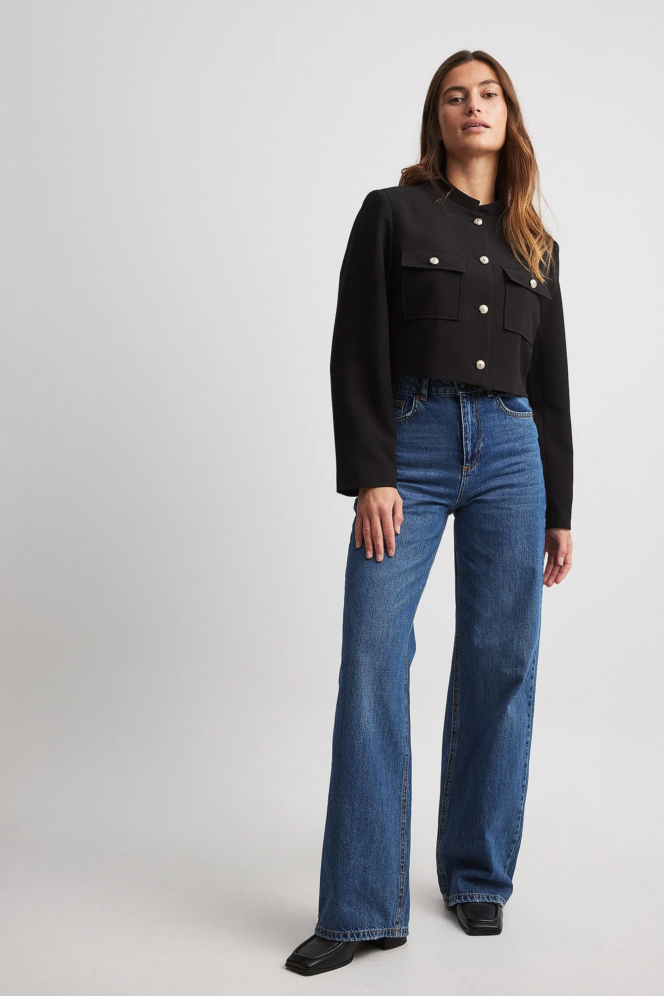Crop-Blazer mit goldenem Knopf