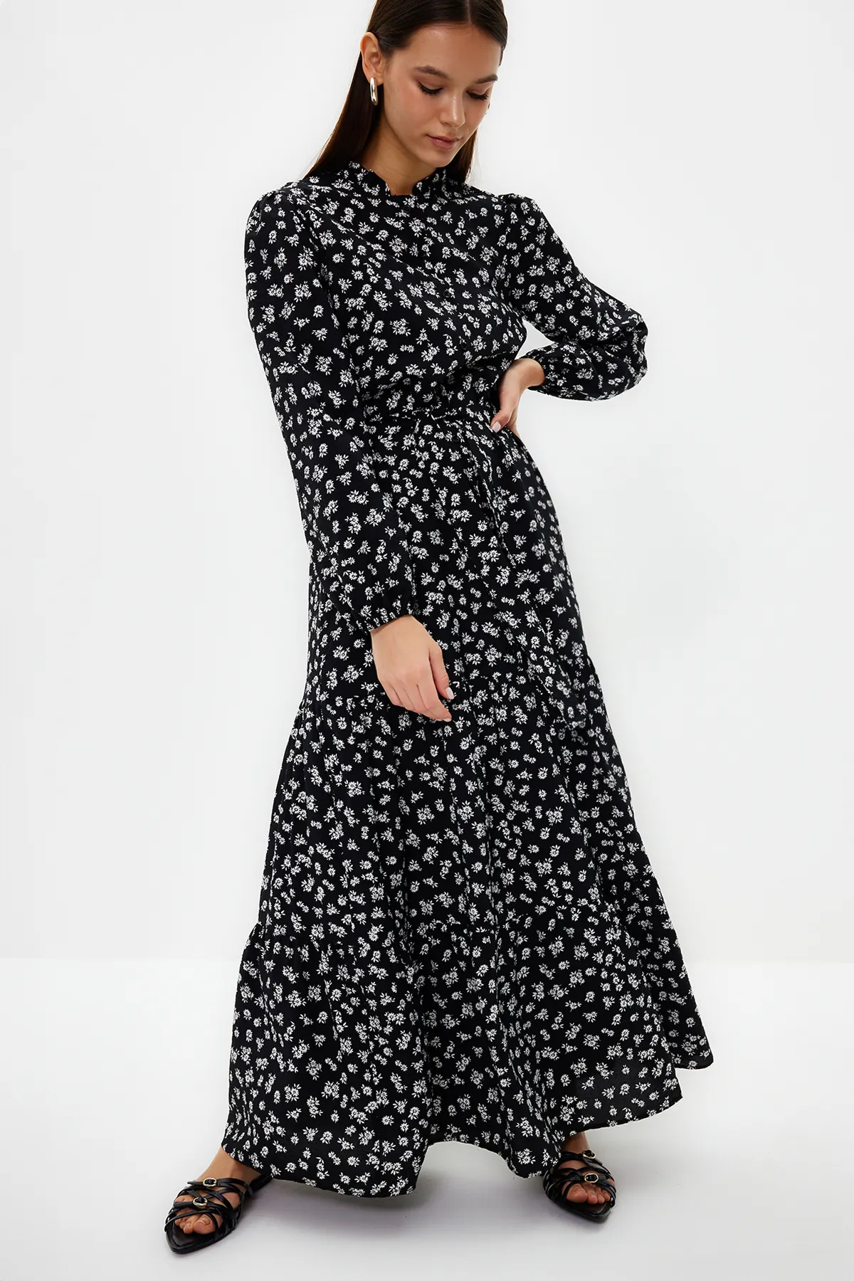 Trendyol Modest  Schwarzer Gürtelrock, Volants, Blumenmuster, gefüttertes Webkleid TCTSS23EB00294