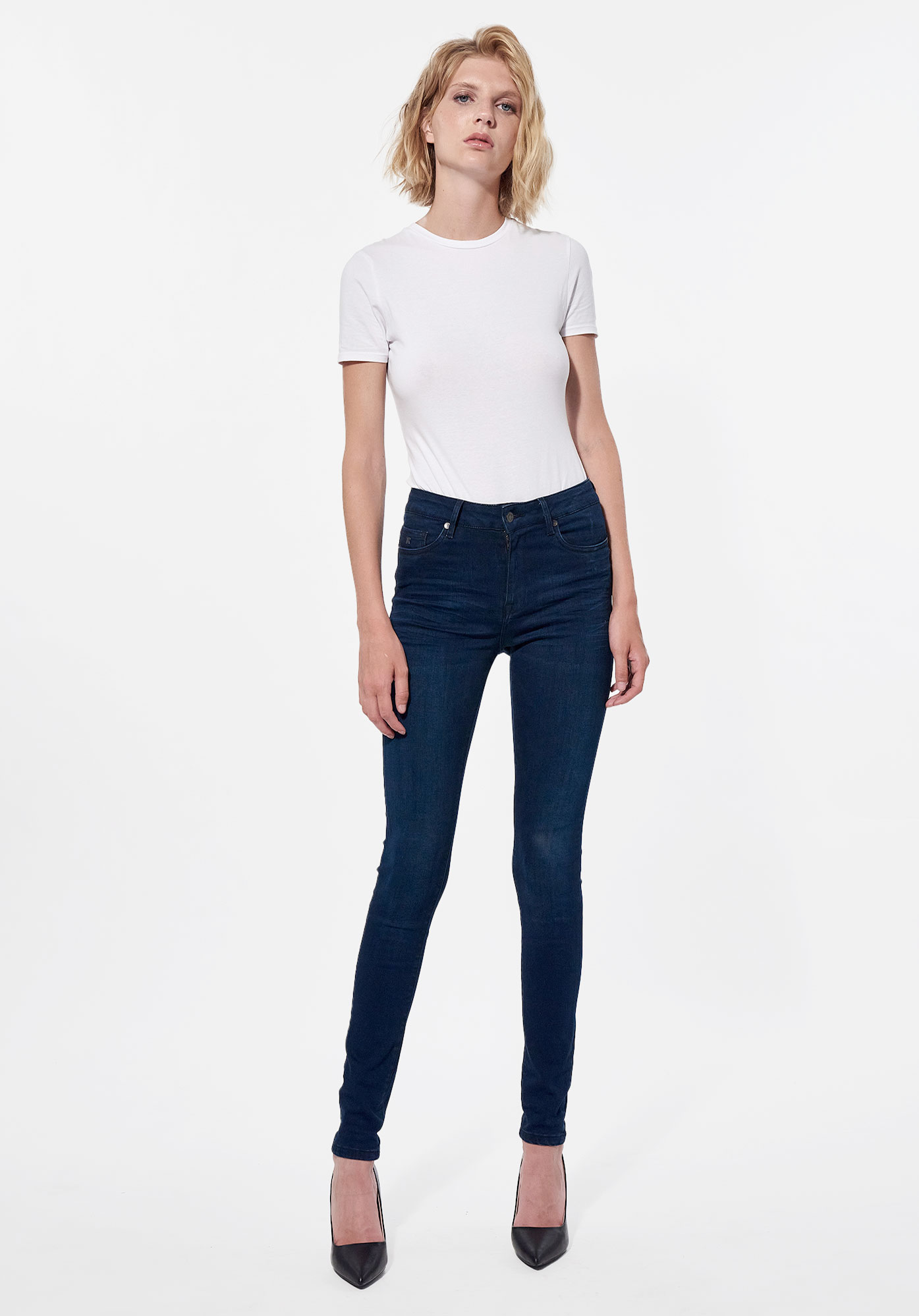 JENAA  Jean bleu délavé & effet froissé, coupe skinny