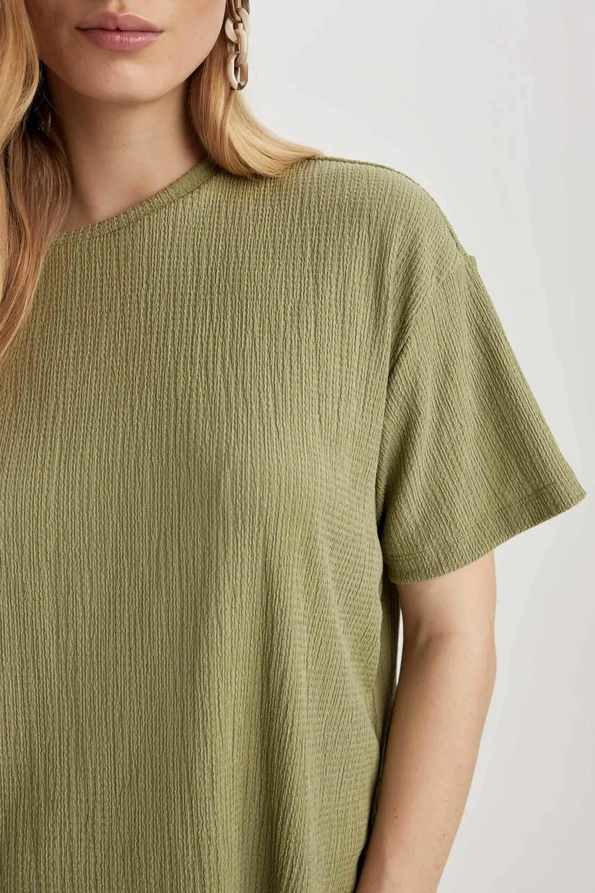 DeFacto  Kurzarm-T-Shirt mit normaler Passform und Rundhalsausschnitt Z9487az23sp