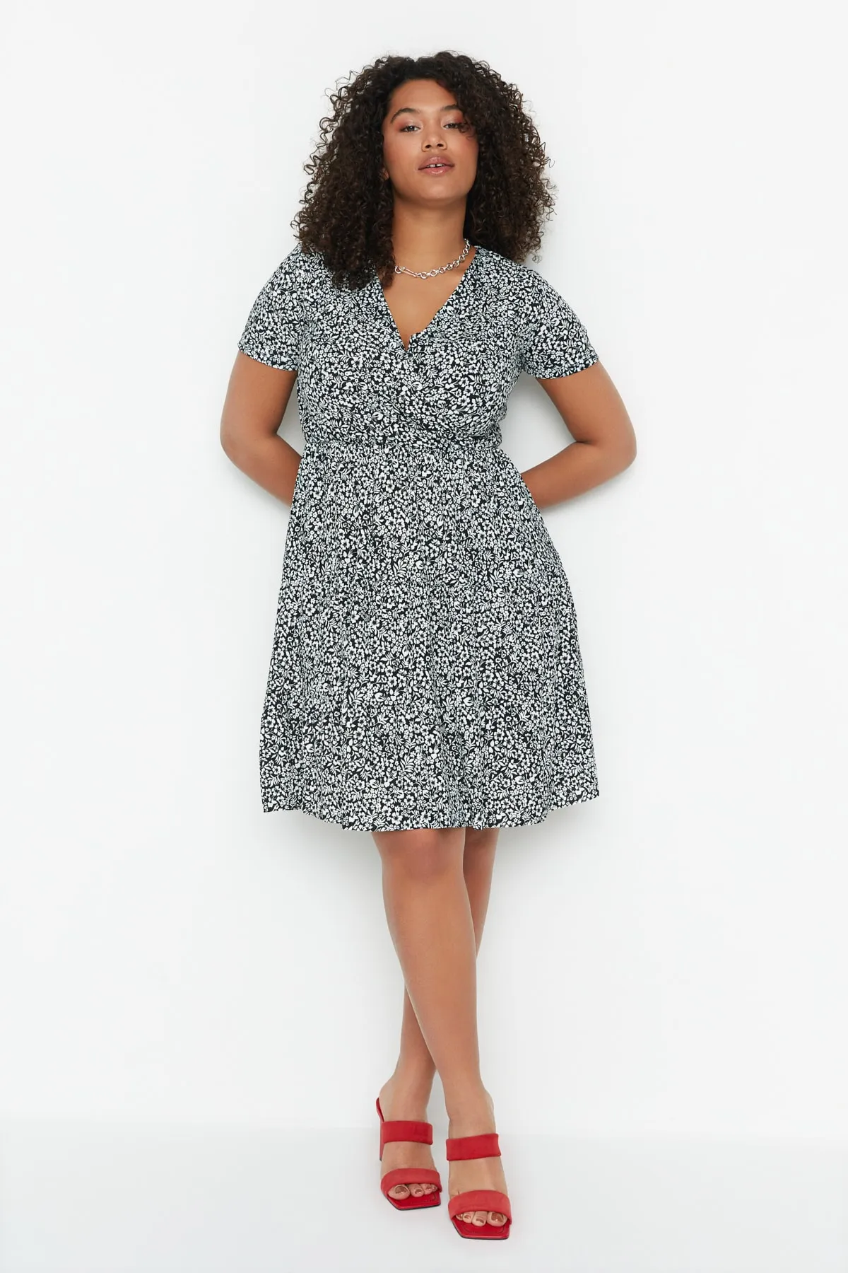 Trendyol Curve  Schwarzes Strickkleid mit V-Ausschnitt und Blumenmuster TBBSS22EL1638