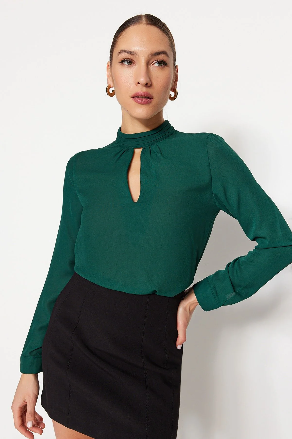 Trendyol Collection  Smaragdgrüne Webbluse mit hohem Kragen TWOAW20BZ0461