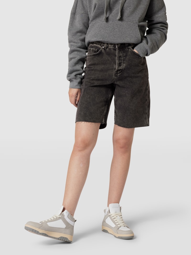 Jeansshorts mit ausgefransten Abschlüssen in schwarz