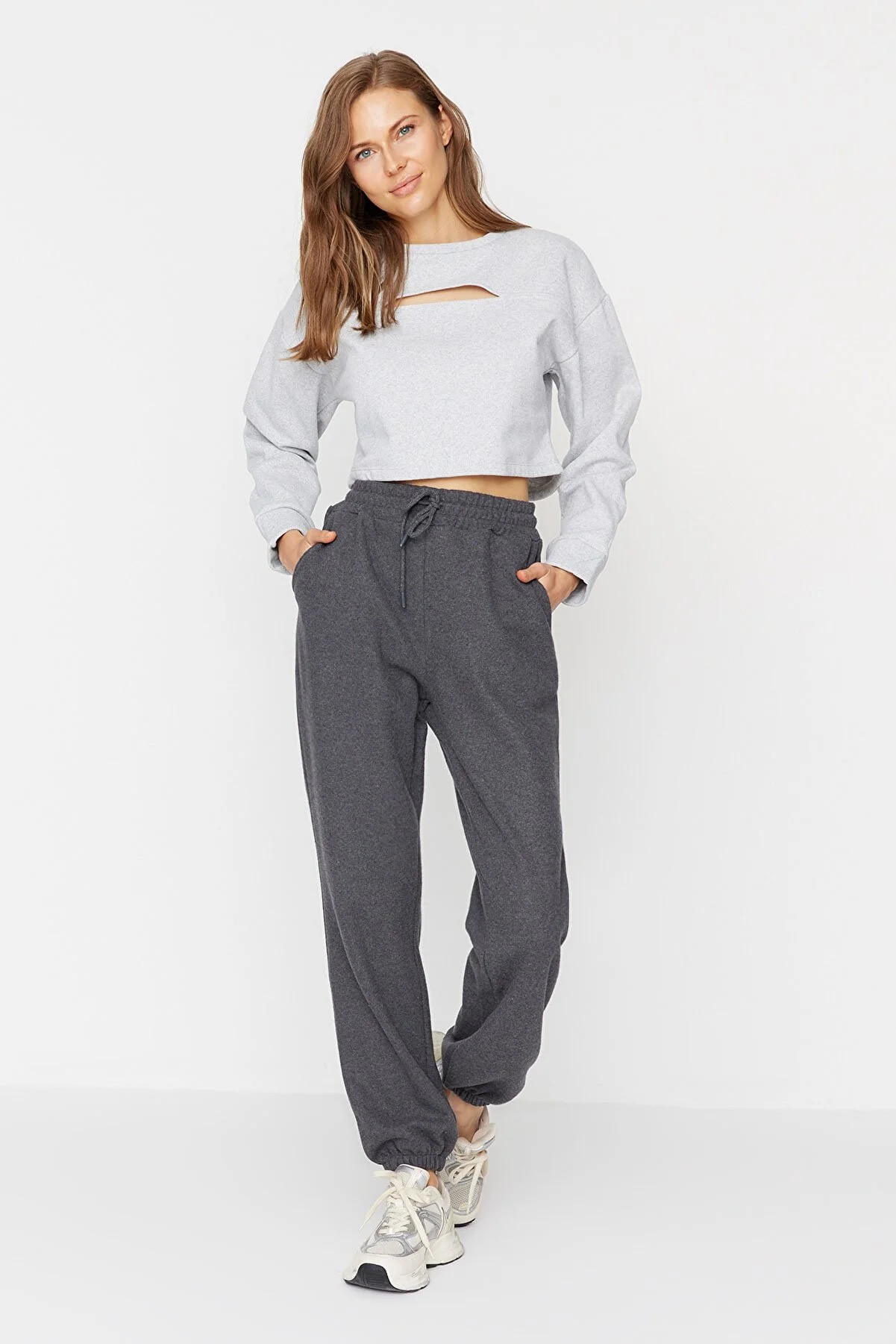 Trendyol Collection  Anthrazitfarbene Thessaloniki-Sport-Jogginghose mit bequemer Passform und Taschenstrick TWOAW21EA0168
