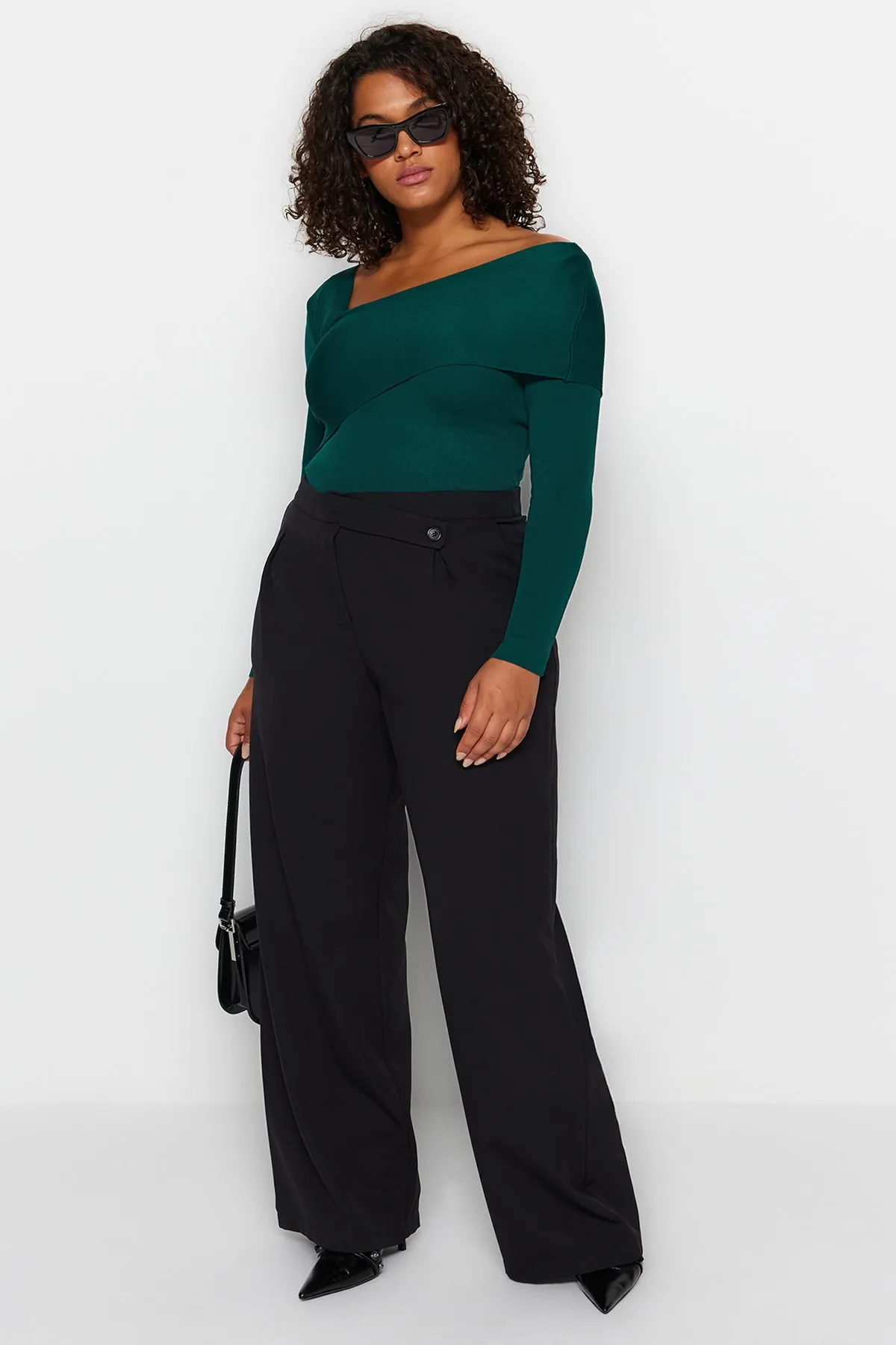 Trendyol Curve  Smaragdgrüner Strickpullover mit asymmetrischem Kragen