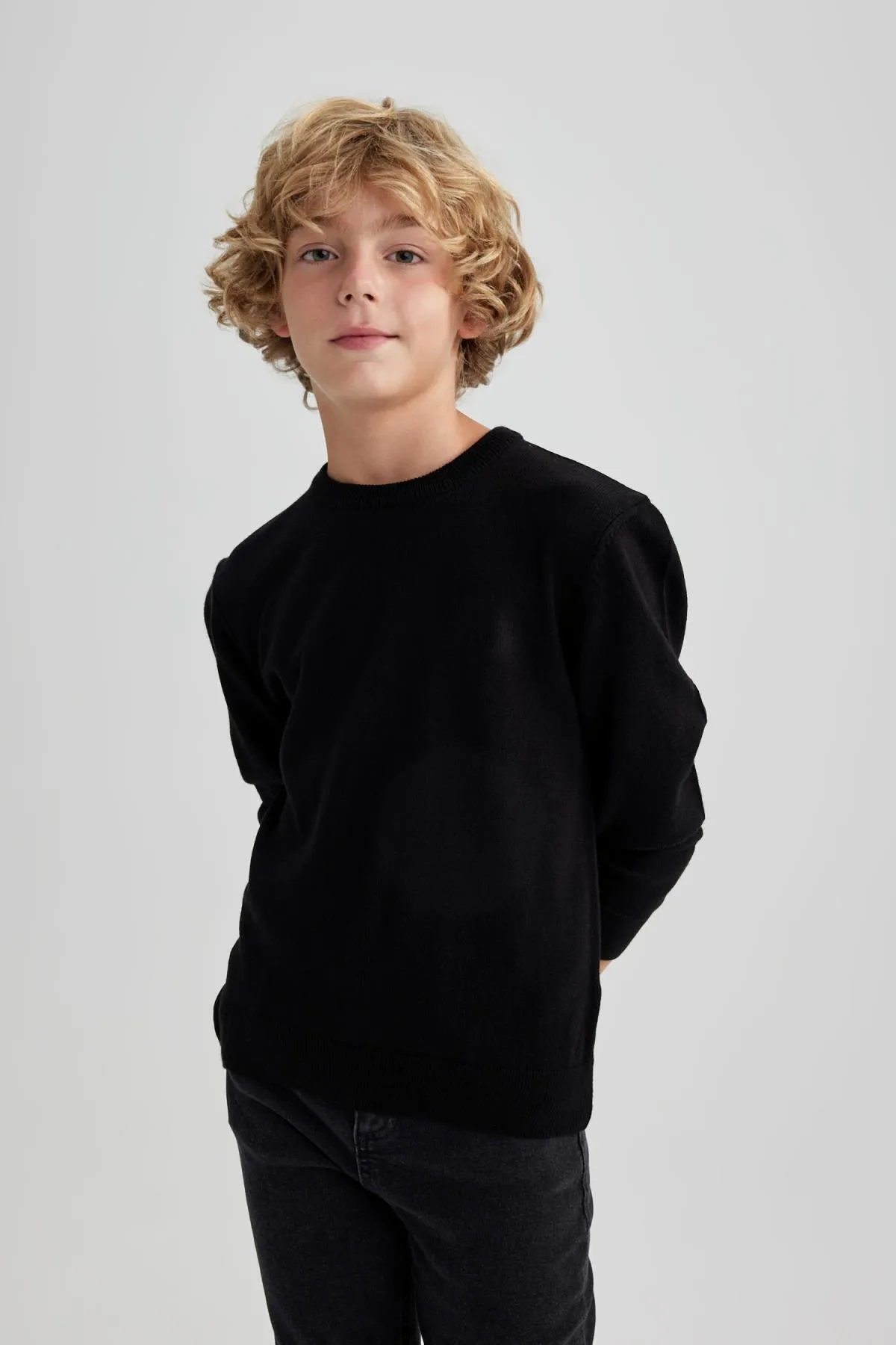 DeFacto  Strickpullover für Jungen mit normaler Passform und Rundhalsausschnitt