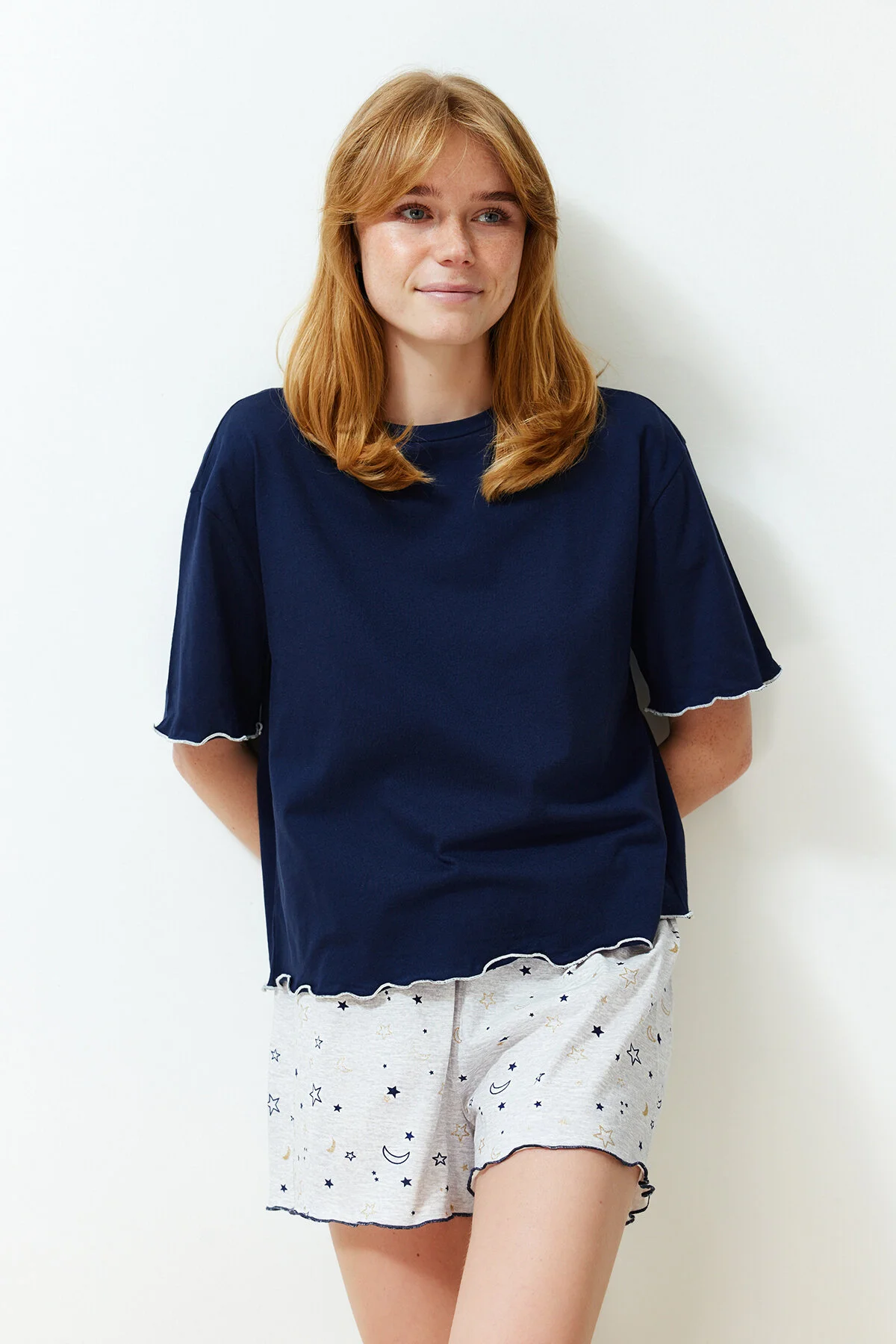 Trendyol Collection  Marineblaues Pyjama-Set aus 100 % Baumwolle mit Galaxie-Muster THMSS24PT00203