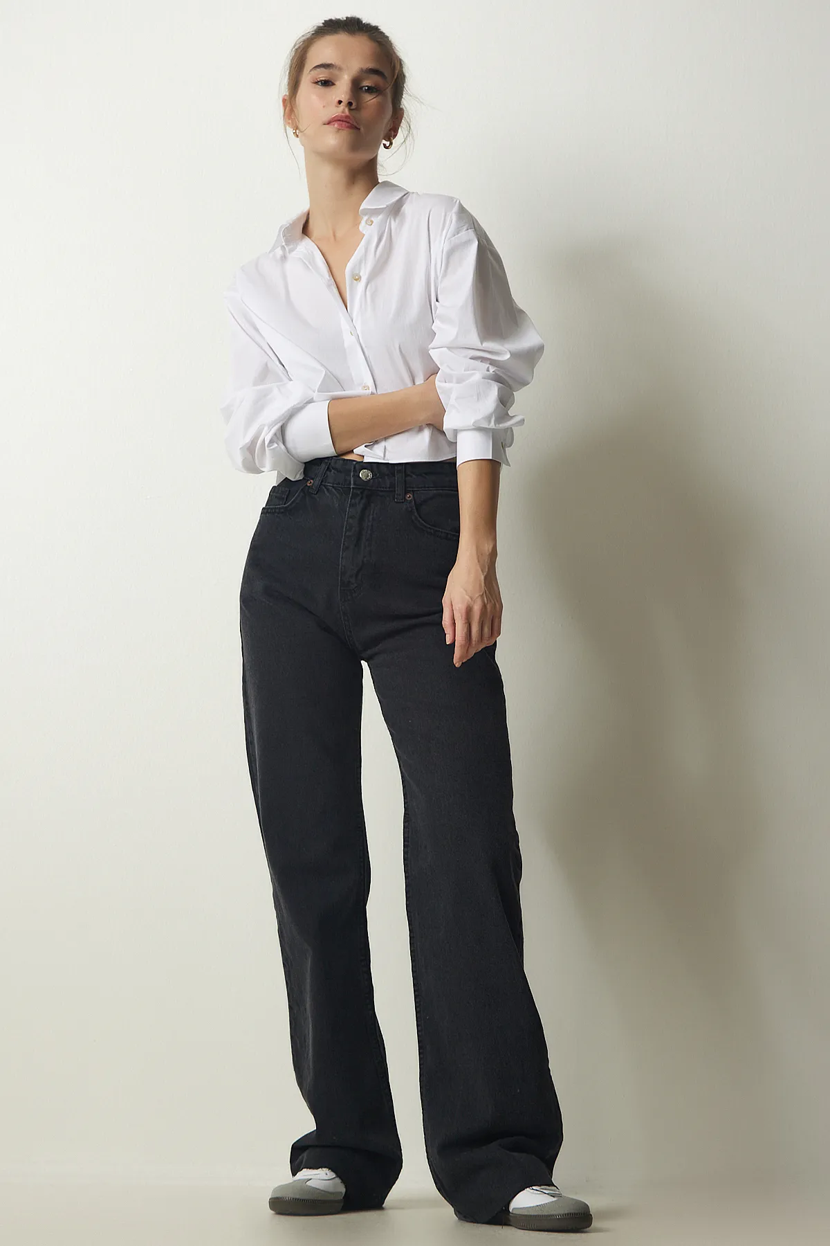 Happiness İstanbul  Schwarze Damen-Denimhose mit hohem Bund und geradem Bein CB00016