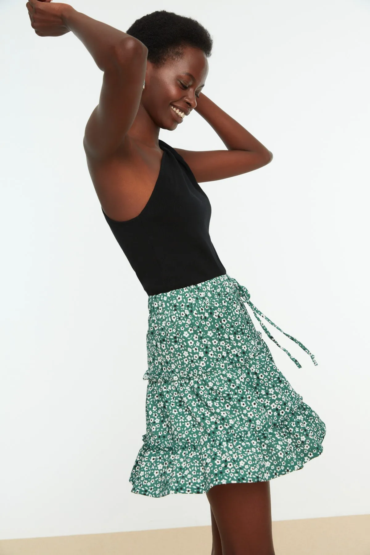 Trendyol Collection  Smaragdgrüner Rock mit Blumenmuster und Rüschen, normaler Taille, Wickel-Mini-Strickrock TWOSS21ET0027