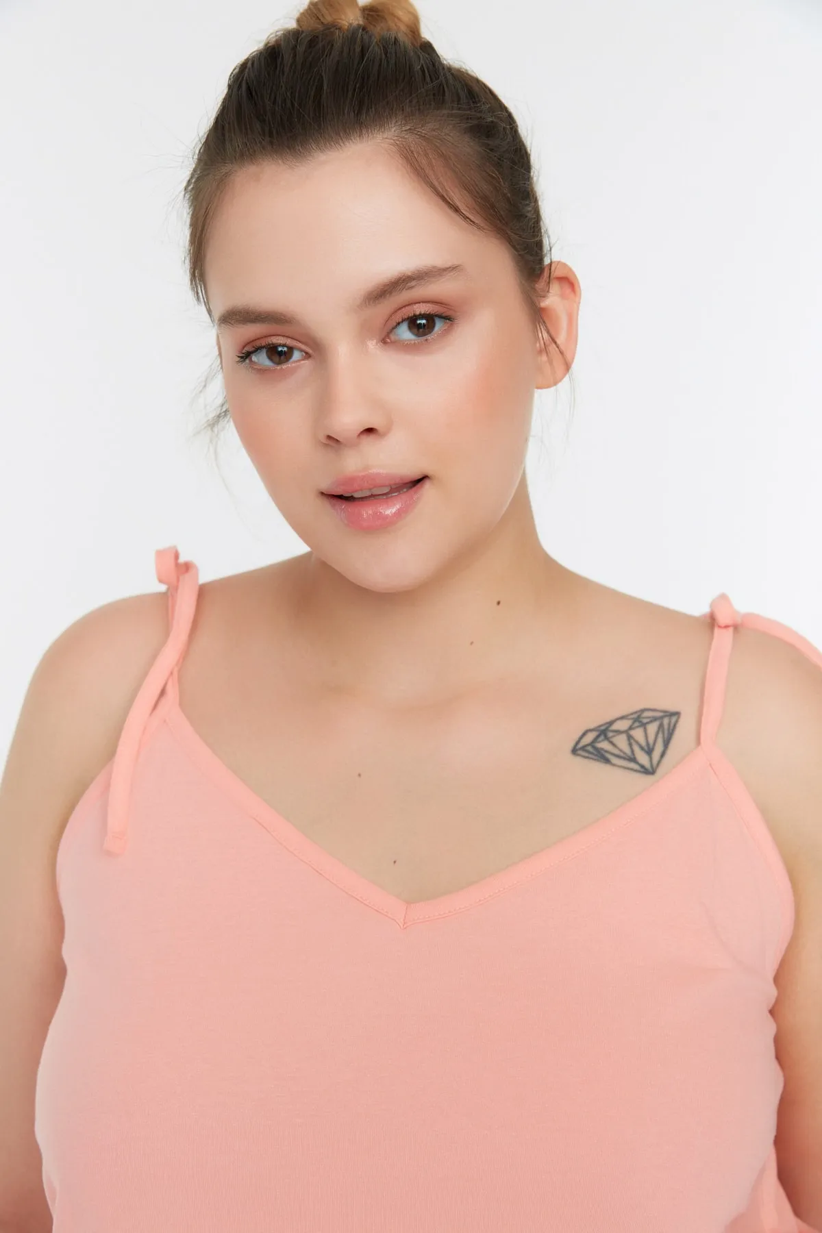 Trendyol Curve  Lachsfarbenes Pyjama-Set aus Strick mit Rüschendetail und Riemchen