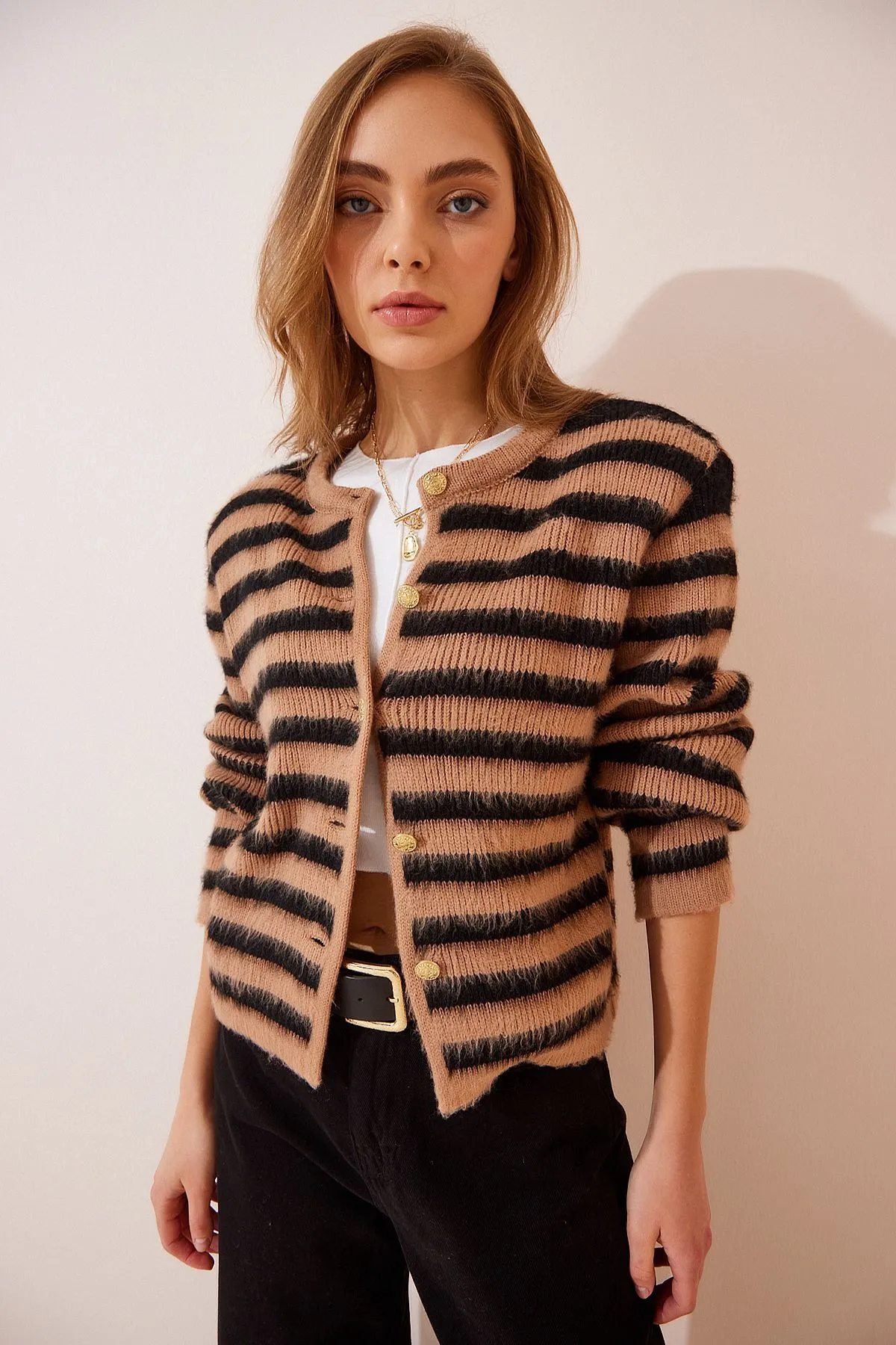 Happiness İstanbul  Damen Strickjacke mit gefiederten Fäden und Streifen in Kamel-Schwarz YY00115