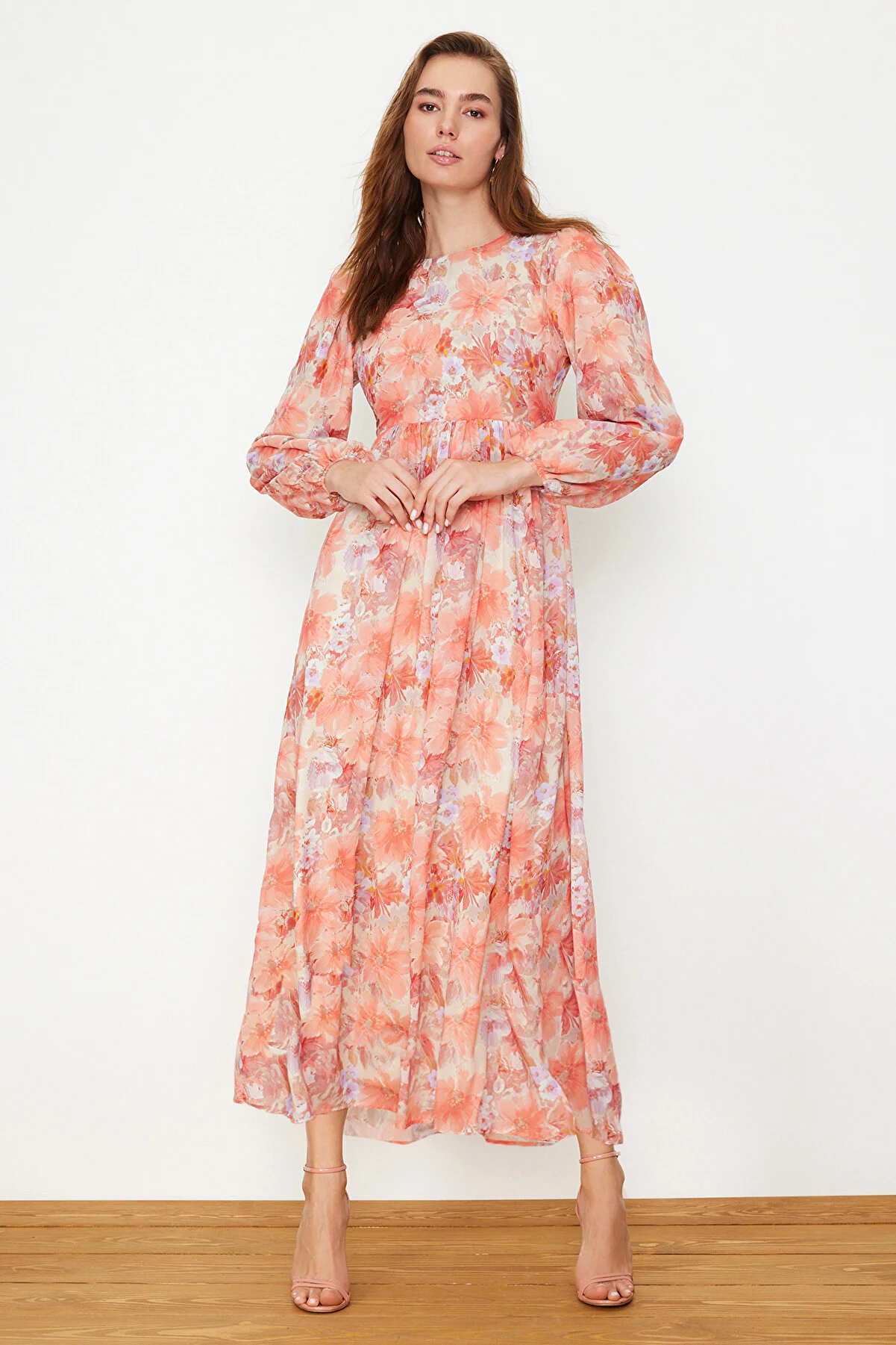 Trendyol Modest  Orangefarbenes, mit Blumen gefüttertes Webkleid TCTSS24EB00100