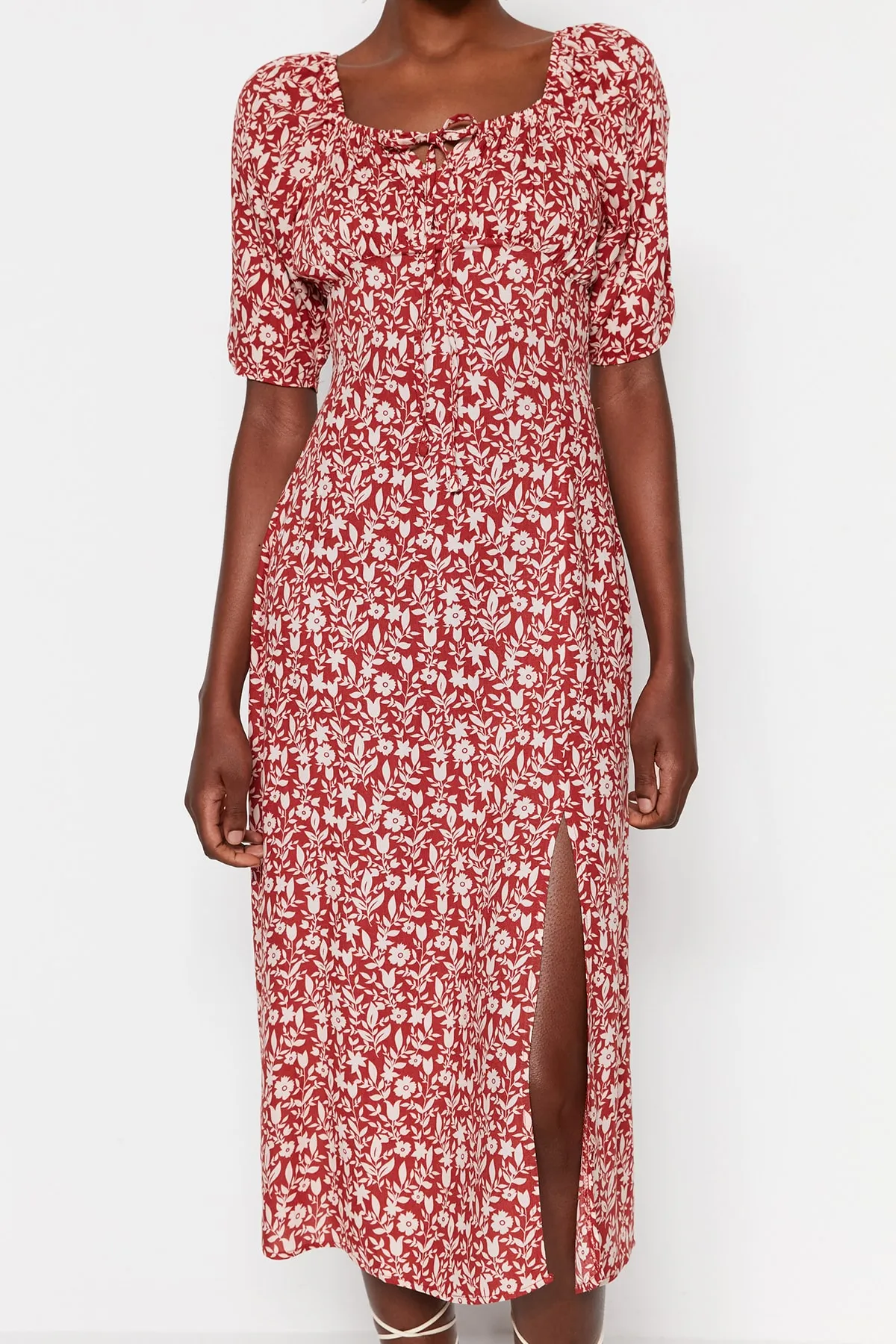 Trendyol Collection  Braunes, gerade geschnittenes Midi-Kleid aus gewebter Viskose mit Blumenmuster und Bindedetail TWOSS23EL00410