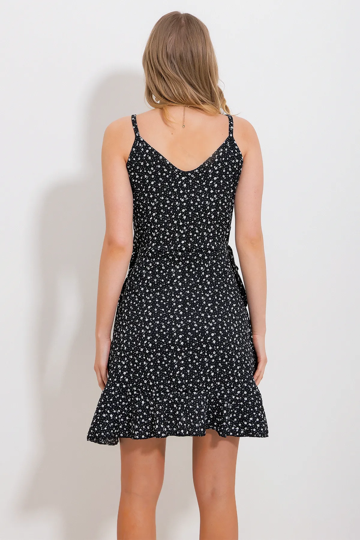 Trend Alaçatı Stili  Schwarzes, zweireihiges Kleid mit Trägern, Blumenmuster und Volants für Damen ALC-X11821