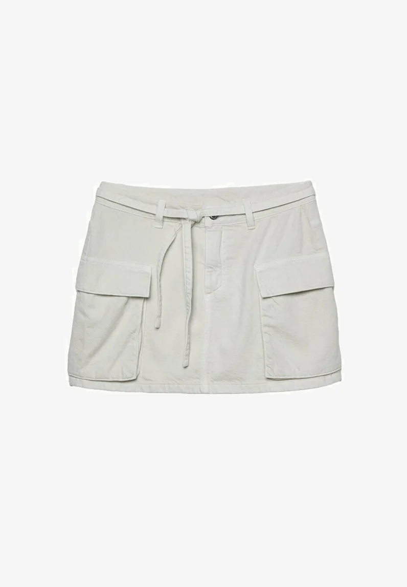 Falda acampanada de Stradivarius