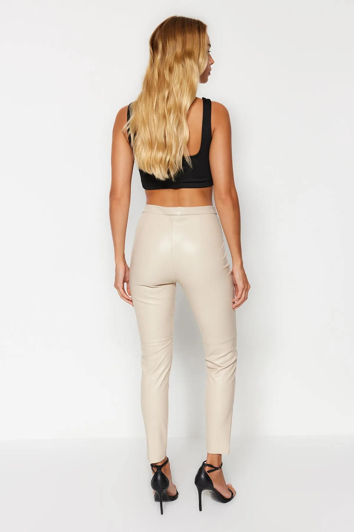 Trendyol Collection  Beigefarbene Slim-Fit-Strickhose aus Kunstleder mit hoher Taille TWOAW24PL00102