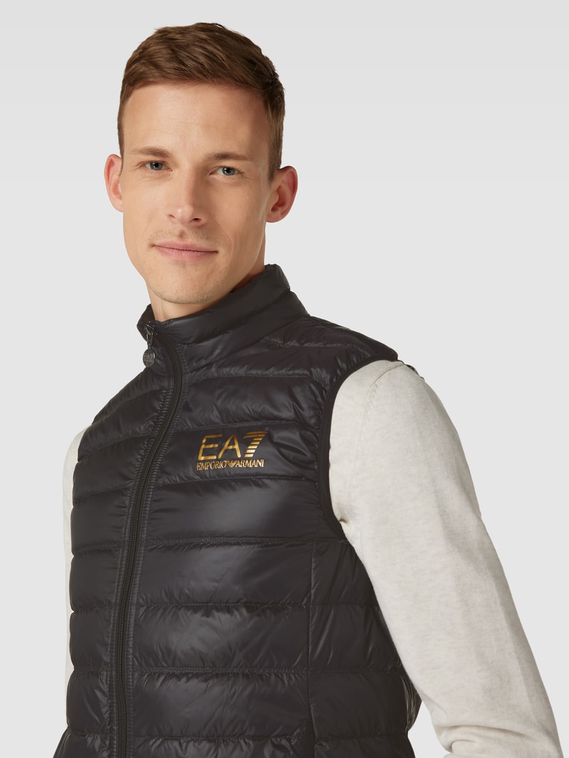 Daunenweste mit Label-Print in schwarz