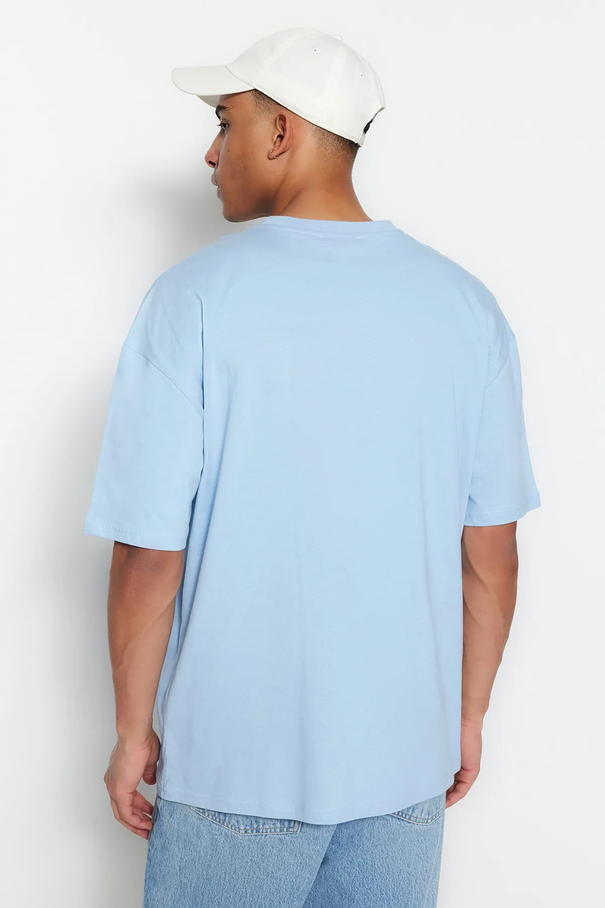 Trendyol Collection  Hellblaues Unisex-T-Shirt in Übergröße/Weitschnitt mit Rundhalsausschnitt und kurzen Ärmeln, bedruckt TMNSS23TS00089