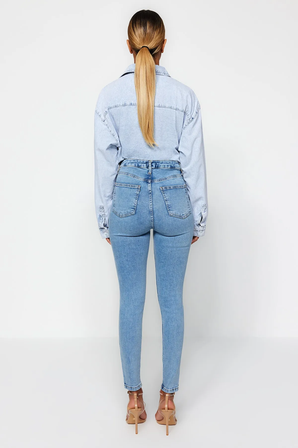 Trendyol Collection  Blaue Skinny-Jeans mit superhoher Taille TWOSS22JE0560