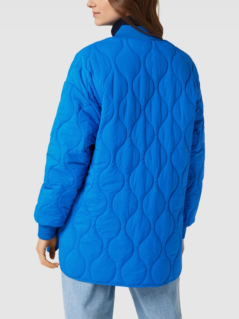 Steppjacke mit Strukturmuster in blau