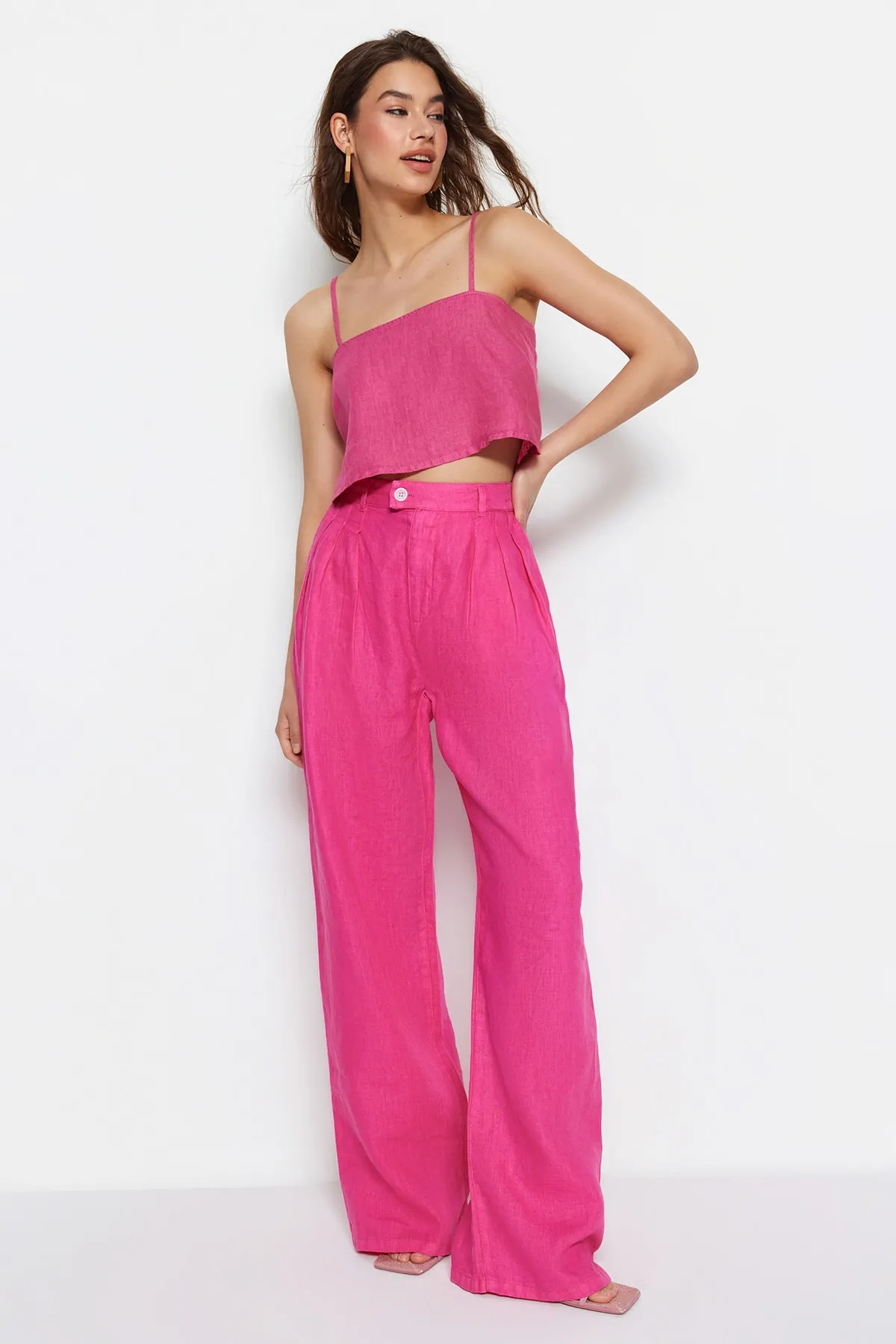 Trendyol Collection  Rosa Plissierte Hose aus 100 % Leinen mit hoher Taille und weitem Bein TWOSS23JE00294