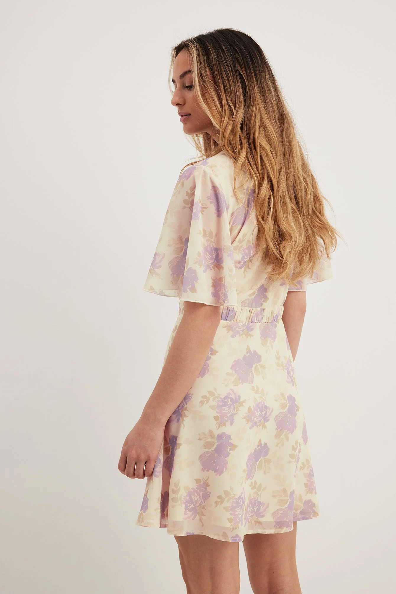 Chiffon-Minikleid mit Schnürung vorne
