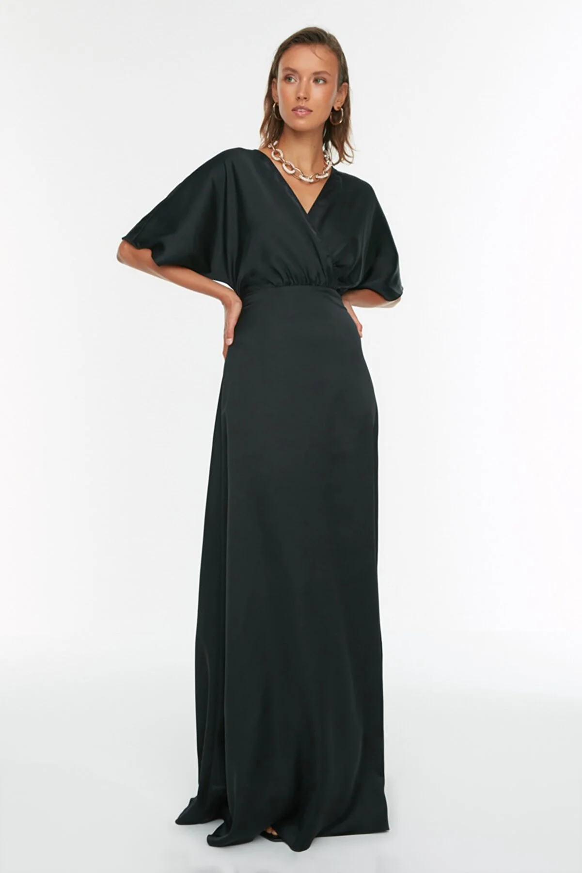 Trendyol Collection  Schwarzes langes Abendkleid aus gewebtem Satin mit Taillenöffnung/Skater-Ausschnitt TPRSS22AE0076