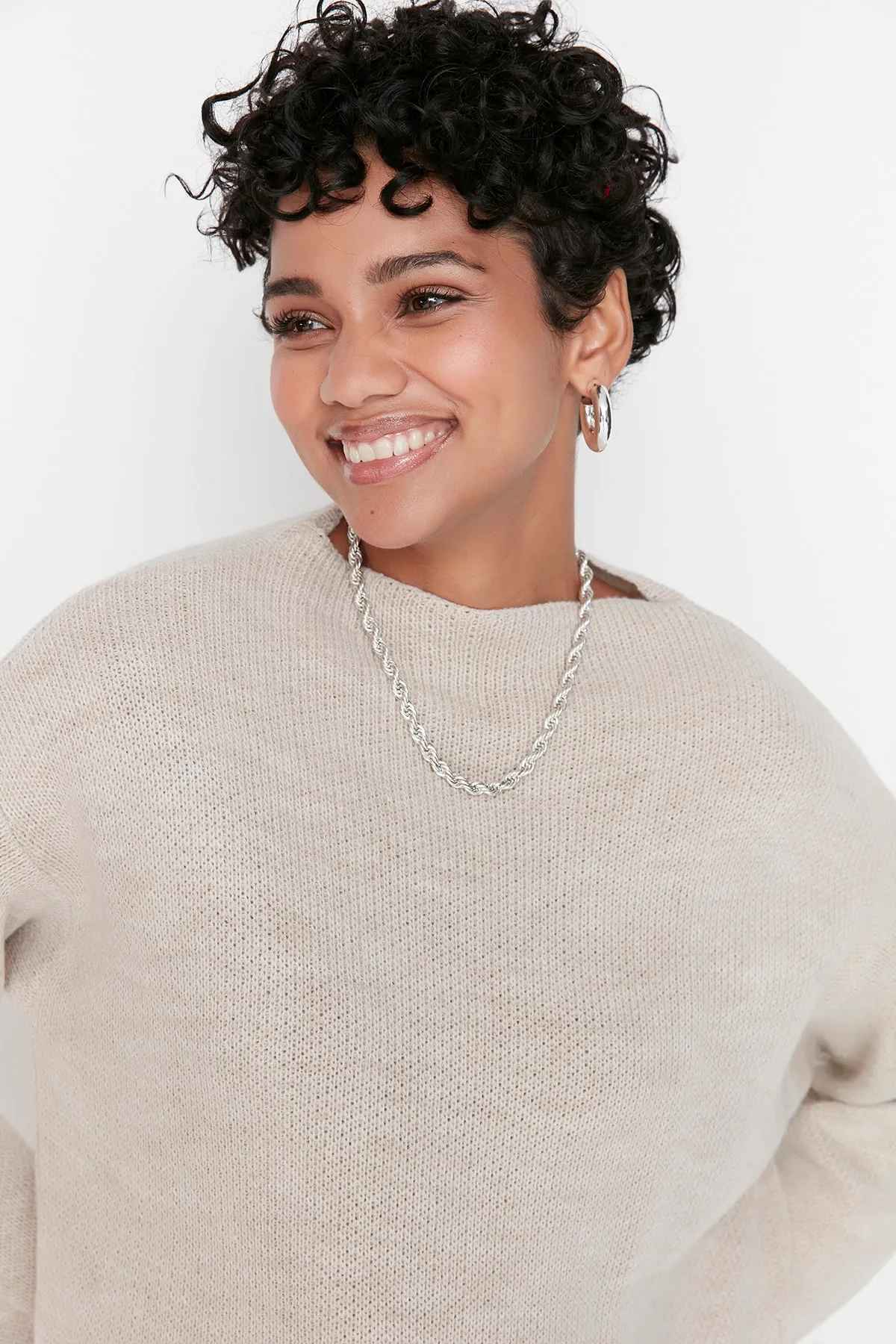 Trendyol Modest  Beiger, musterloser Strickpullover mit Rundhalsausschnitt TCTAW23KZ00011