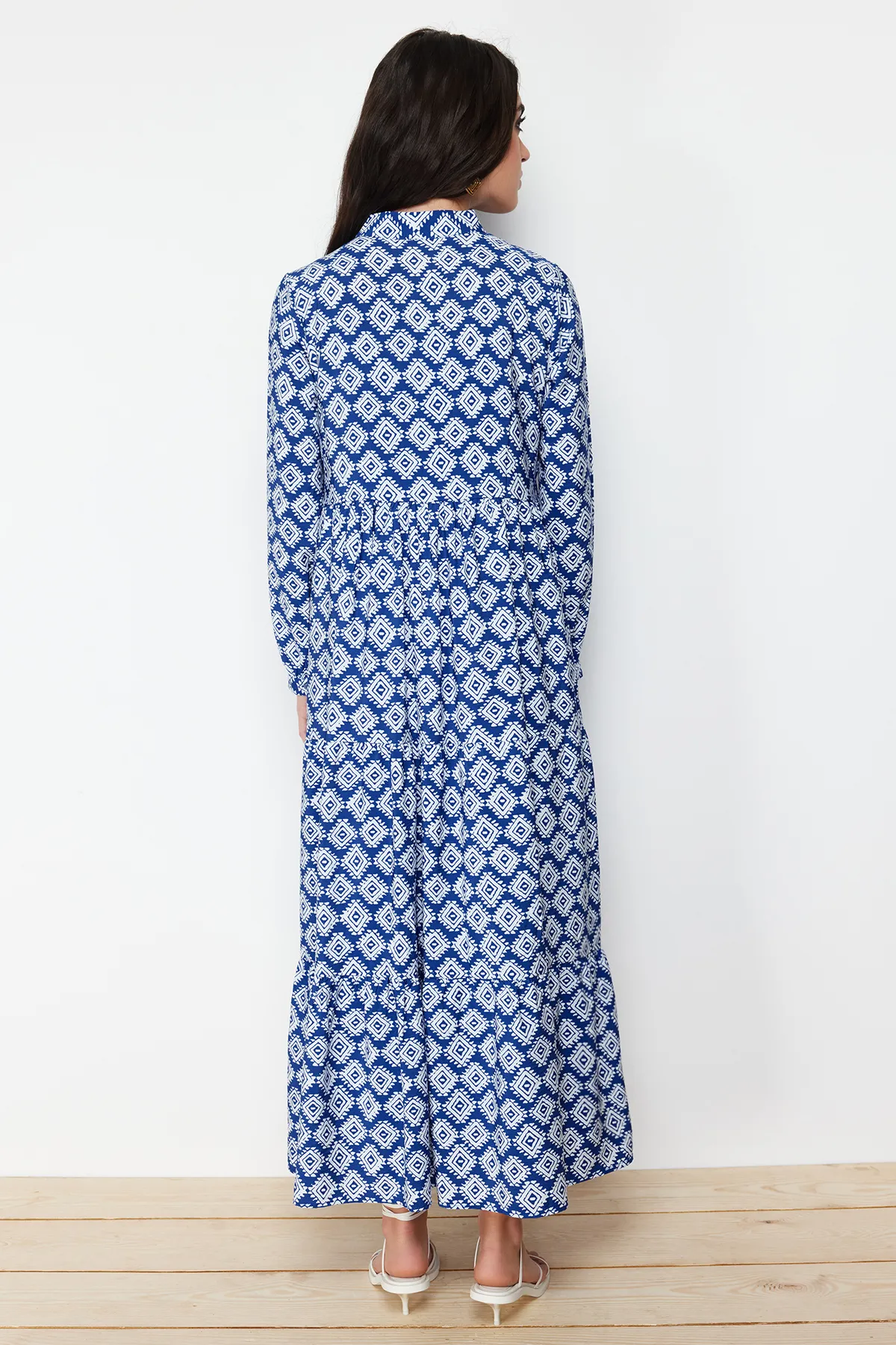 Trendyol Modest  Saks-Gürtelrock, Volant, Blumenmuster, gefüttertes Webkleid TCTSS23EB00111