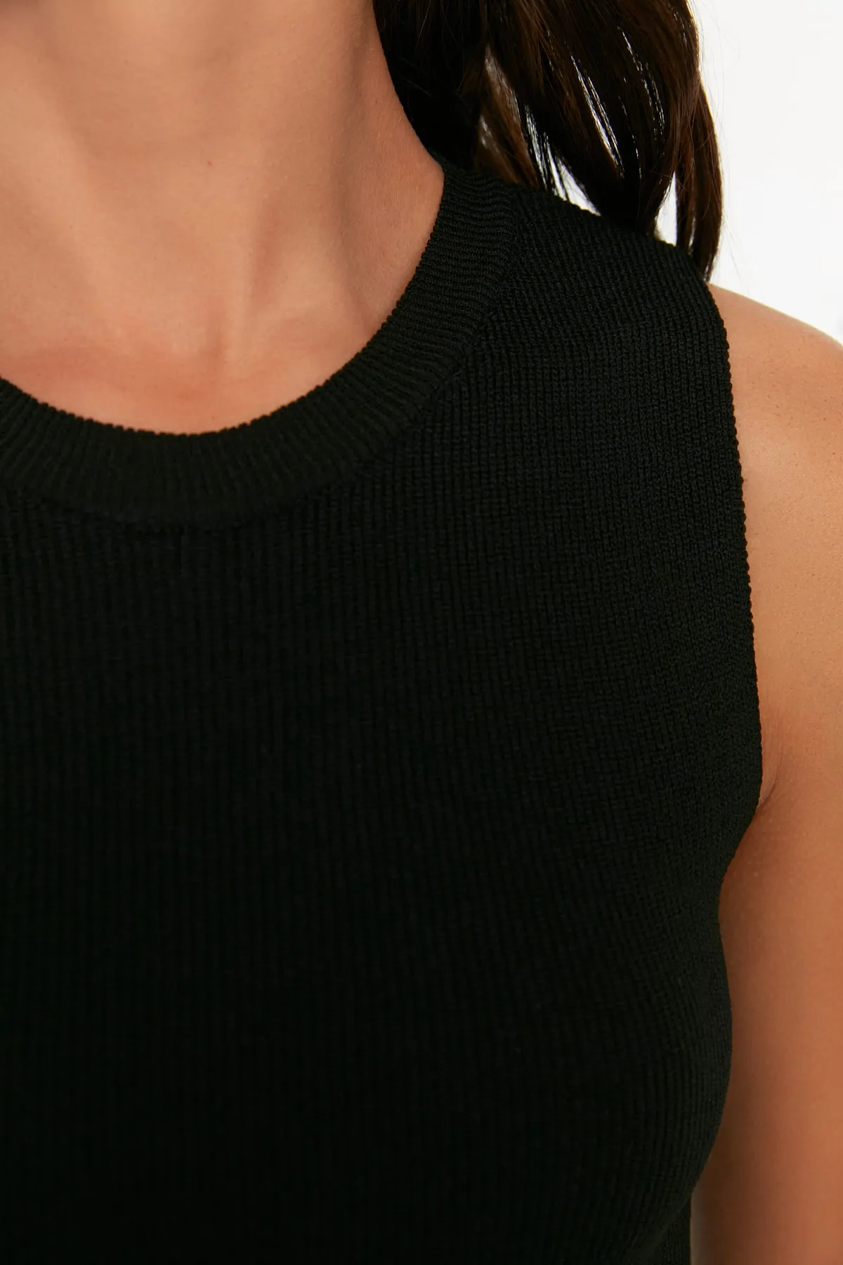 Trendyol Collection  Schwarze Crop-Strickbluse mit Rundhalsausschnitt