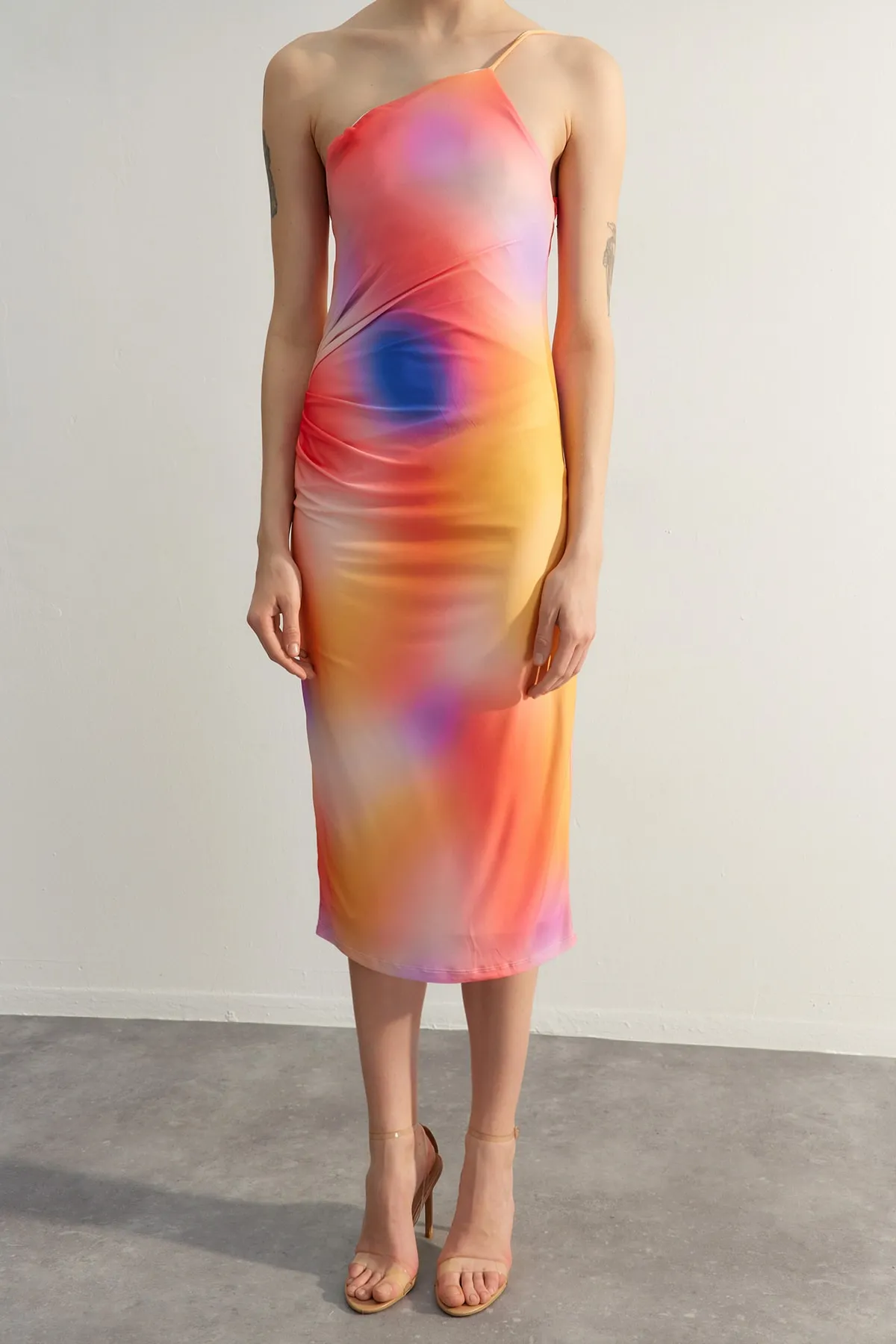 Trendyol Collection  Mehrfarbig bedrucktes, tailliertes Midi-Bleistiftkleid aus flexiblem Strick mit One-Shoulder-Träger TWOSS23EL01577