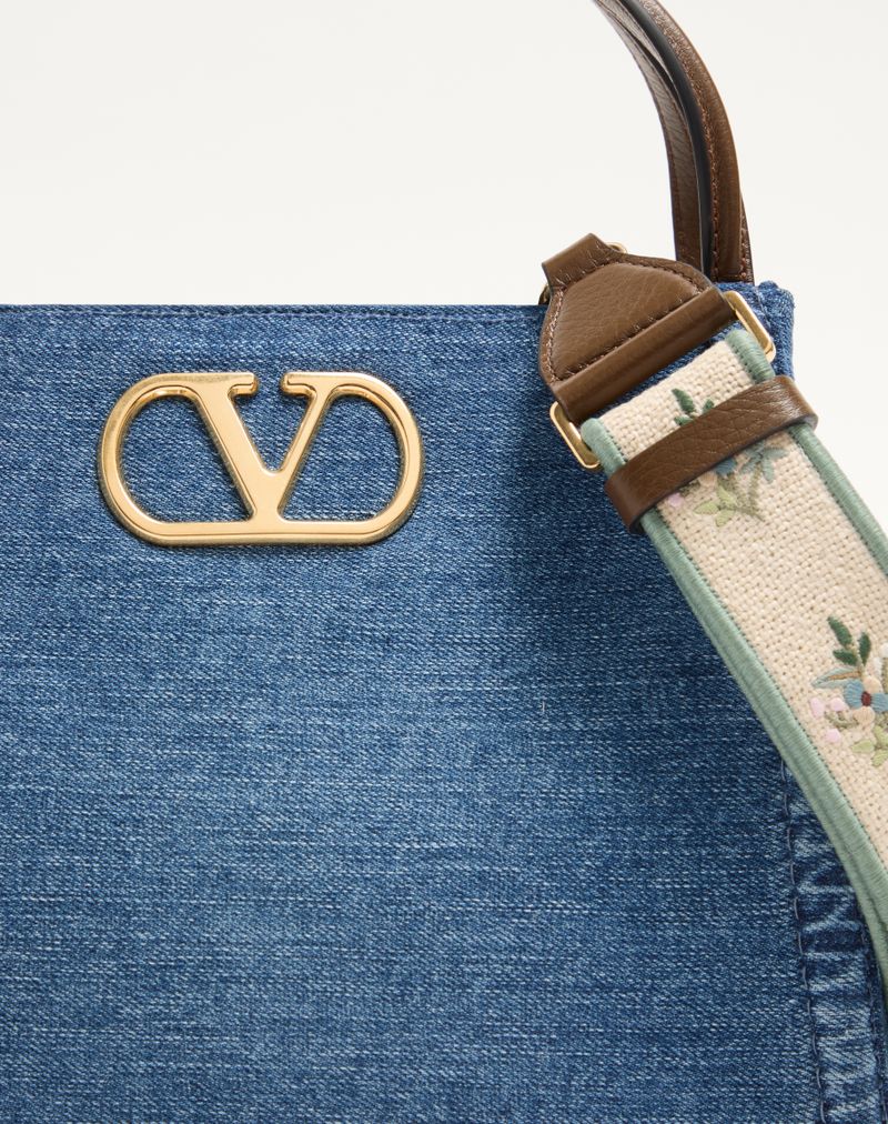 Bolsa Valentino Garavani Alltime Média em Jeans com Alça de Ombro em Fita Bordada